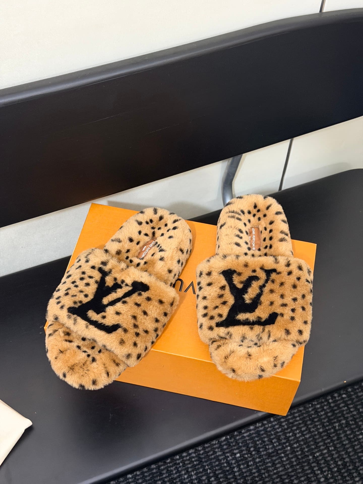 D8885 LV 26K New type of fuzzy slippers! — image 2