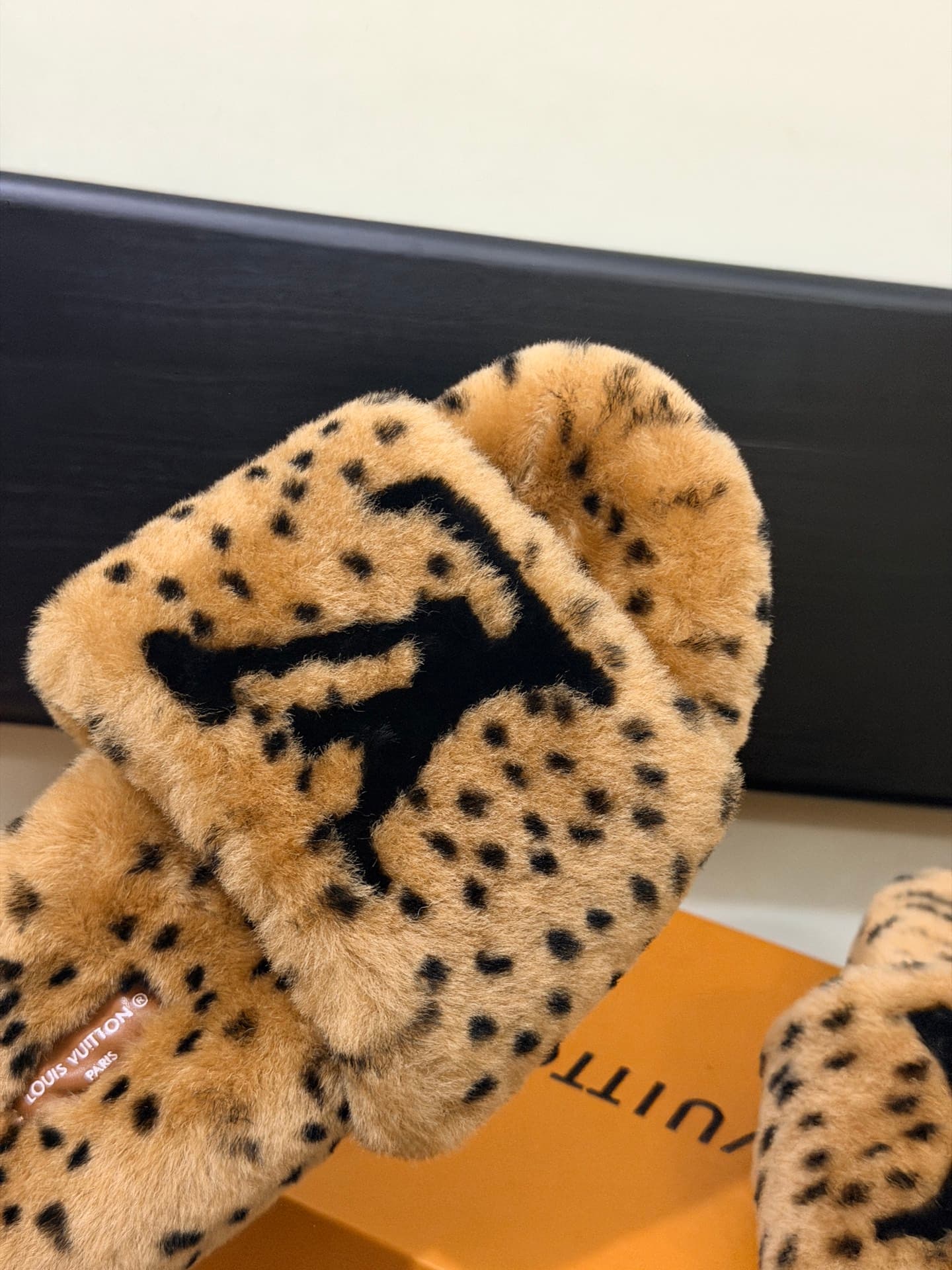 D8885 LV 26K New type of fuzzy slippers! — image 6