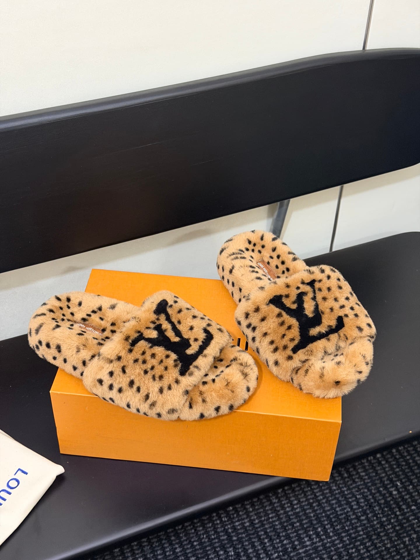 D8885 LV 26K New type of fuzzy slippers! — image 3