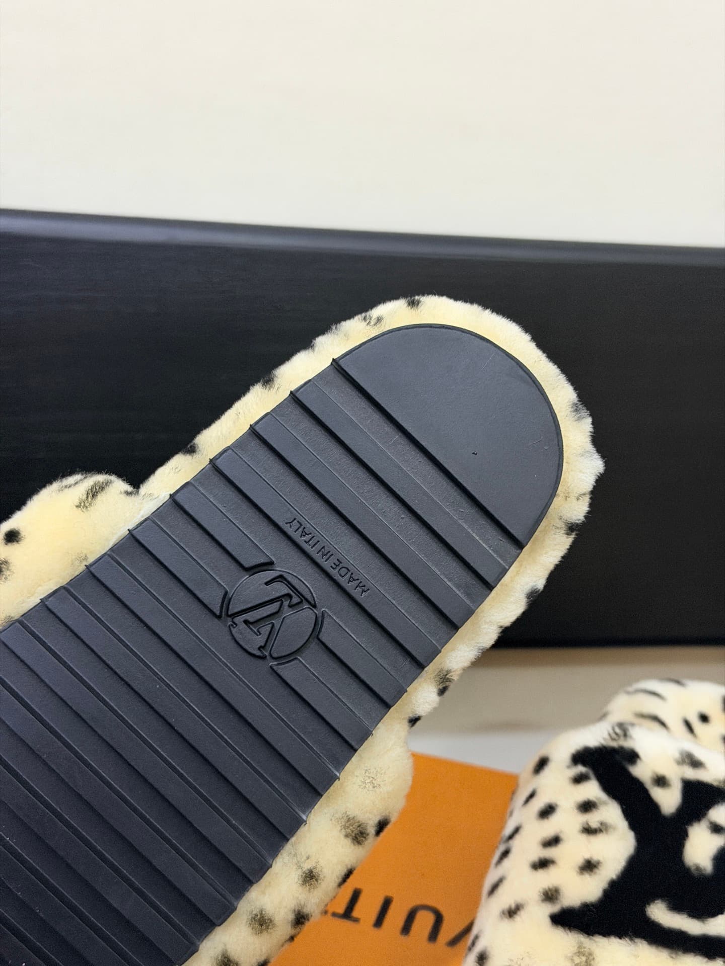 D8883 LV 26K New type of fuzzy slippers! — image 5