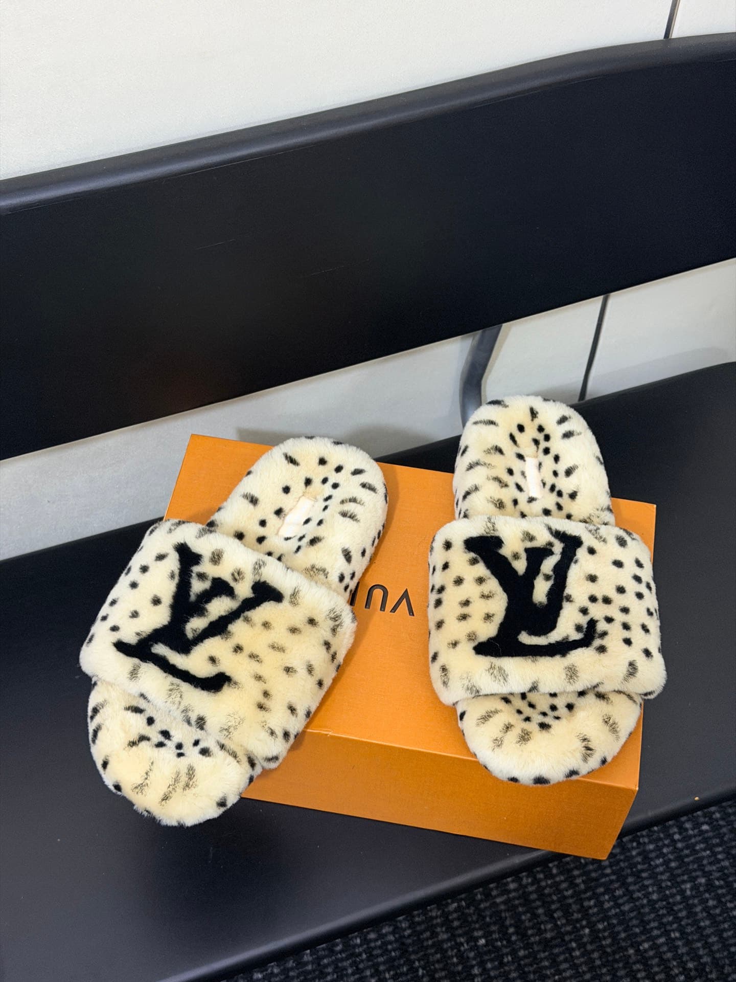 D8883 LV 26K New type of fuzzy slippers! — image 2