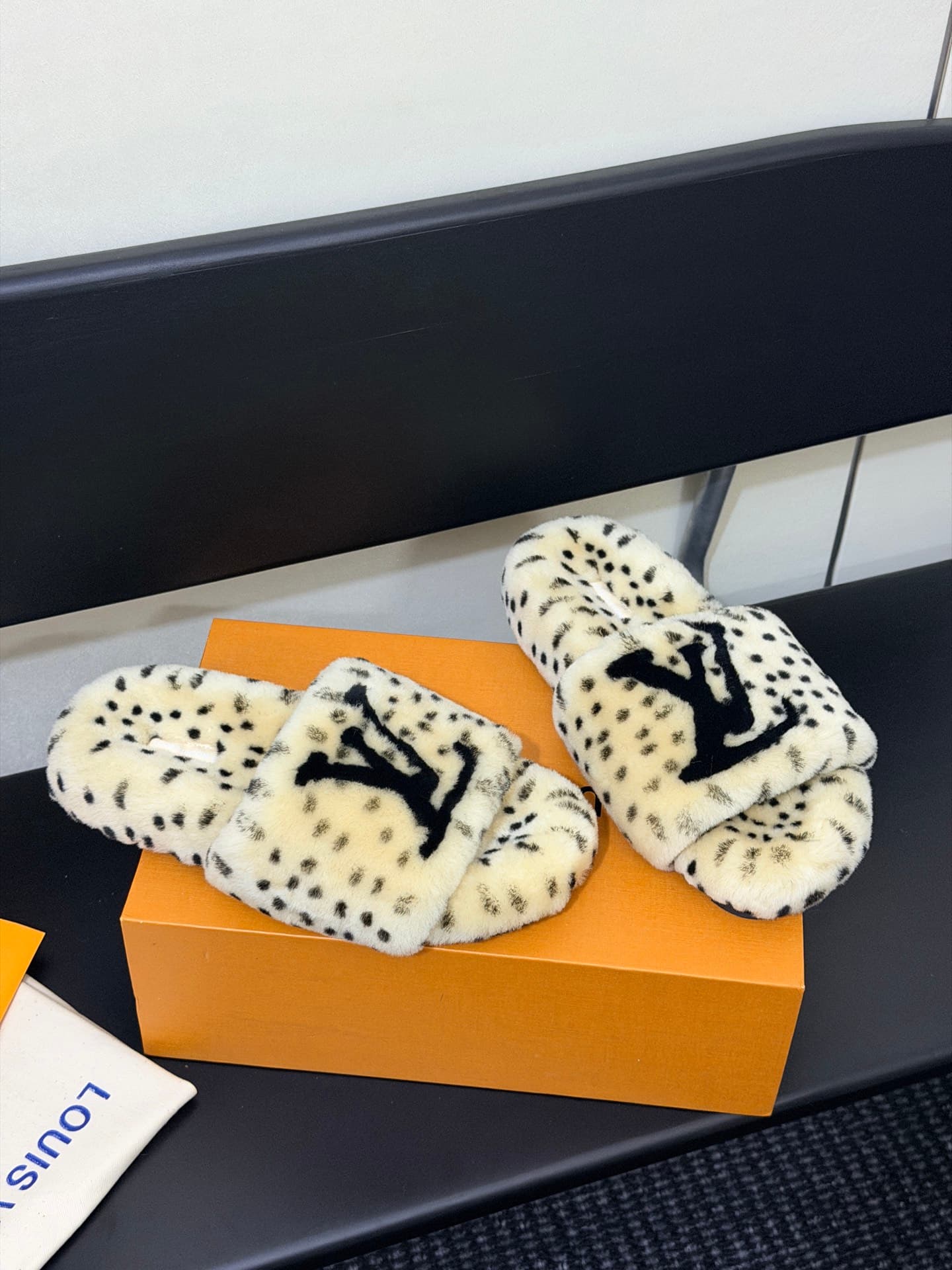 D8883 LV 26K New type of fuzzy slippers! — image 3
