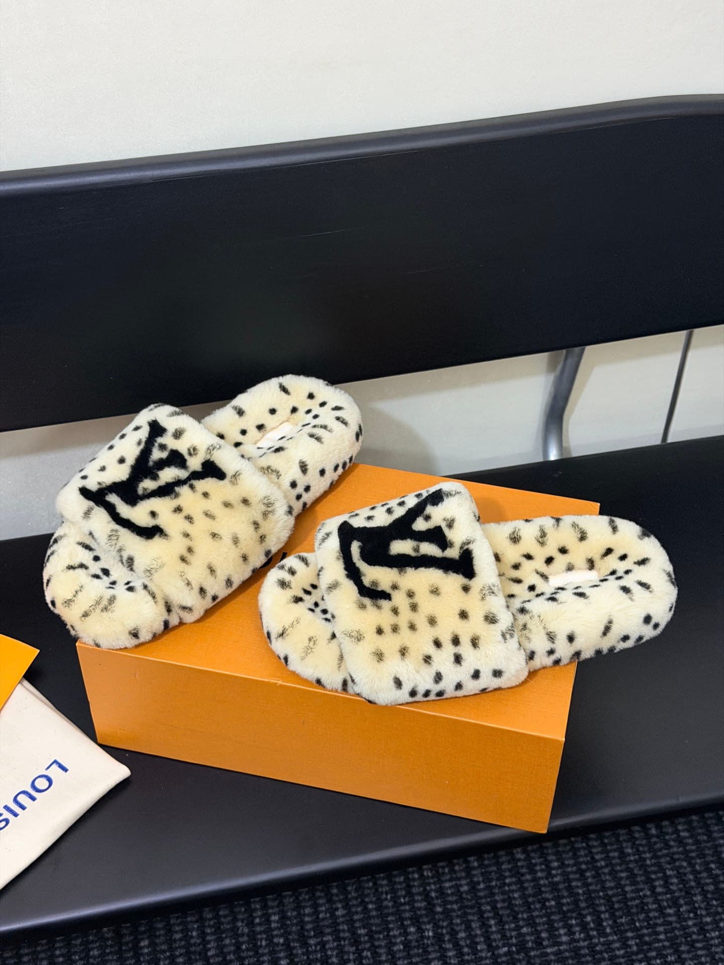 D8883 LV 26K New type of fuzzy slippers! — image 4