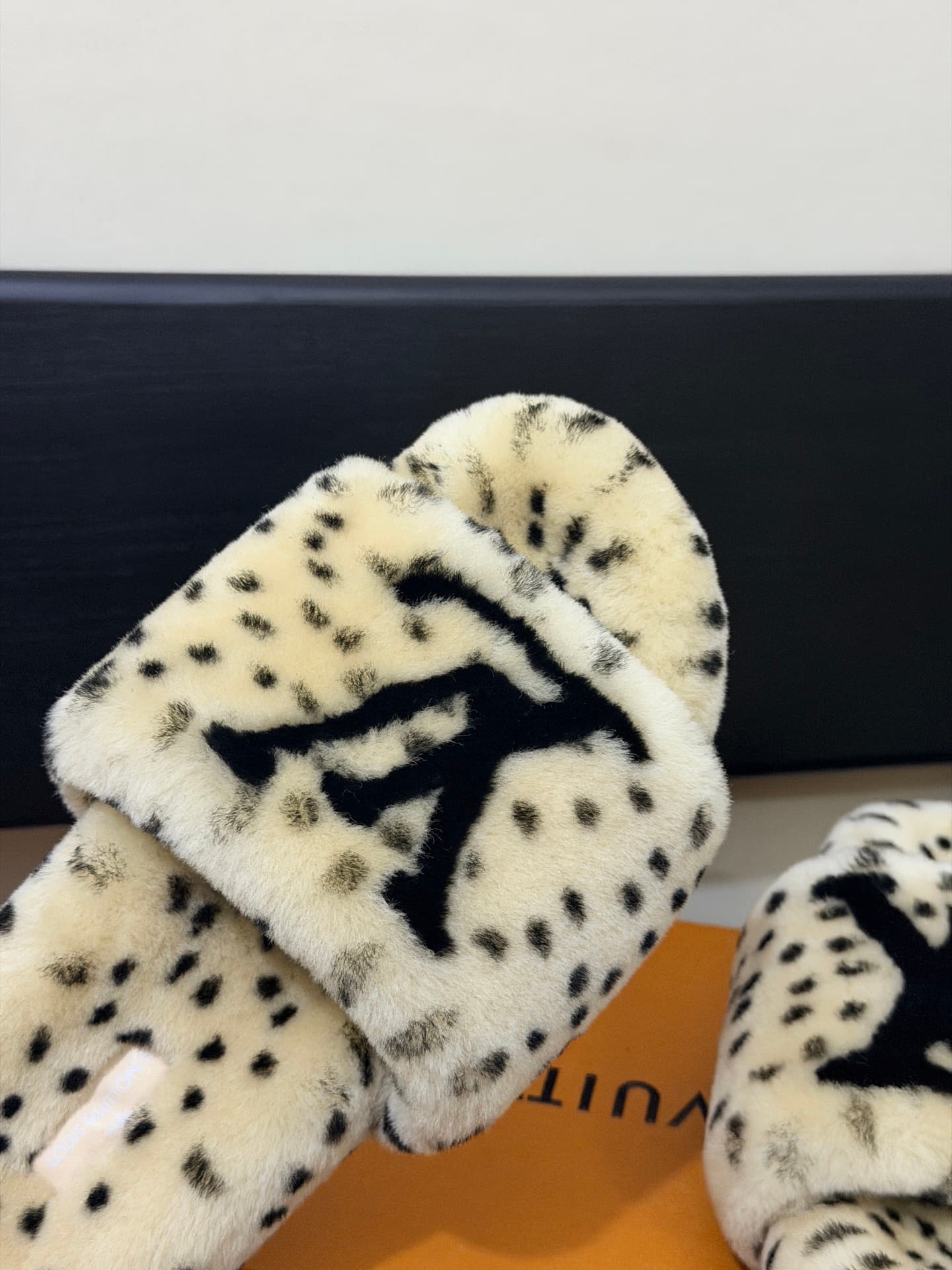 D8883 LV 26K New type of fuzzy slippers! — image 6