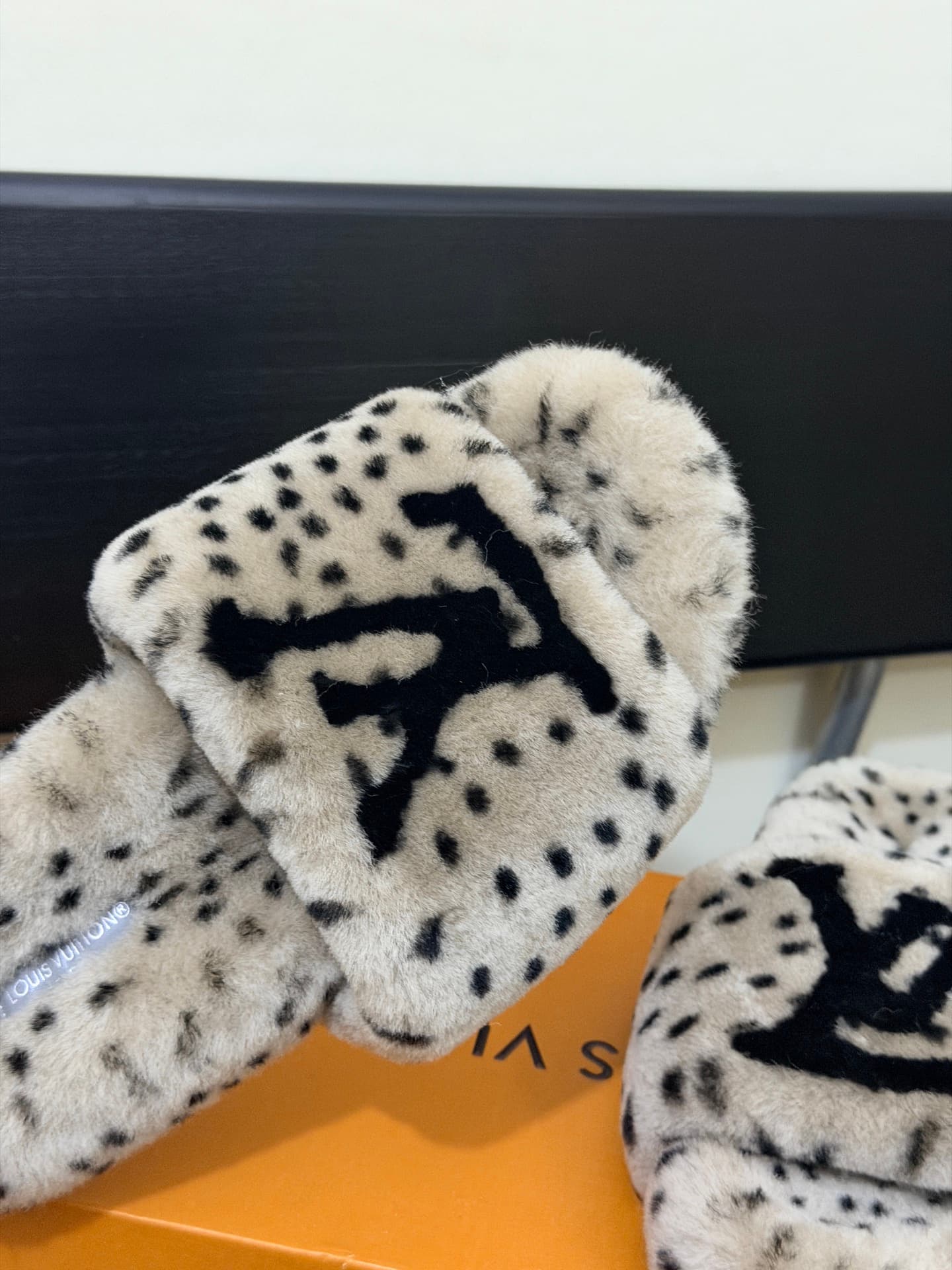 D8882 LV 26K New type of fuzzy slippers! — image 6