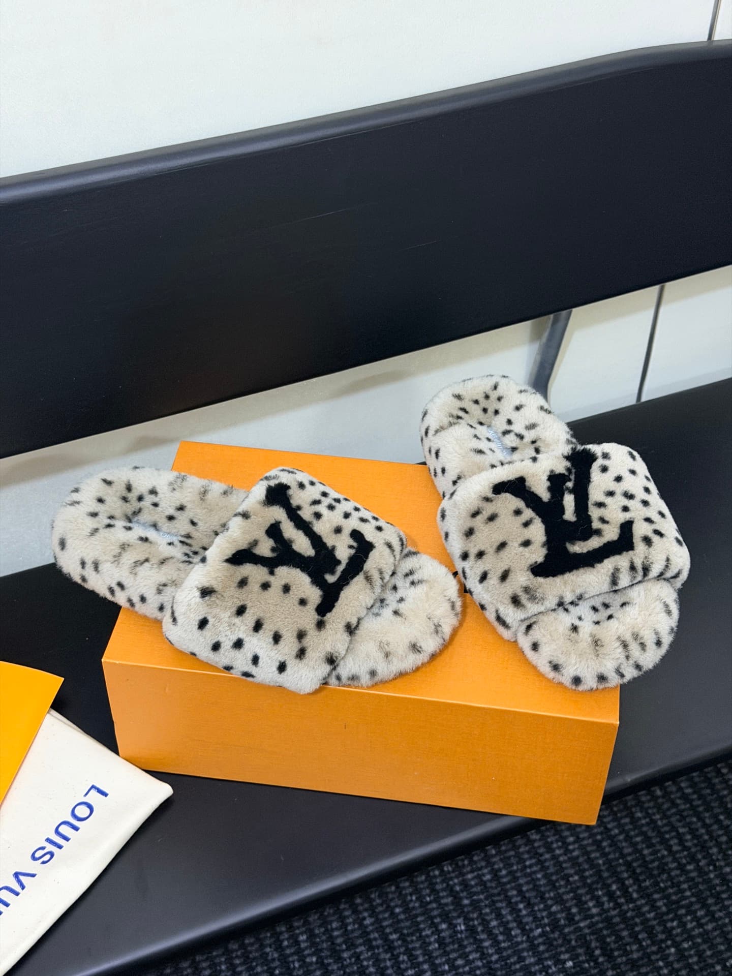 D8882 LV 26K New type of fuzzy slippers! — image 3
