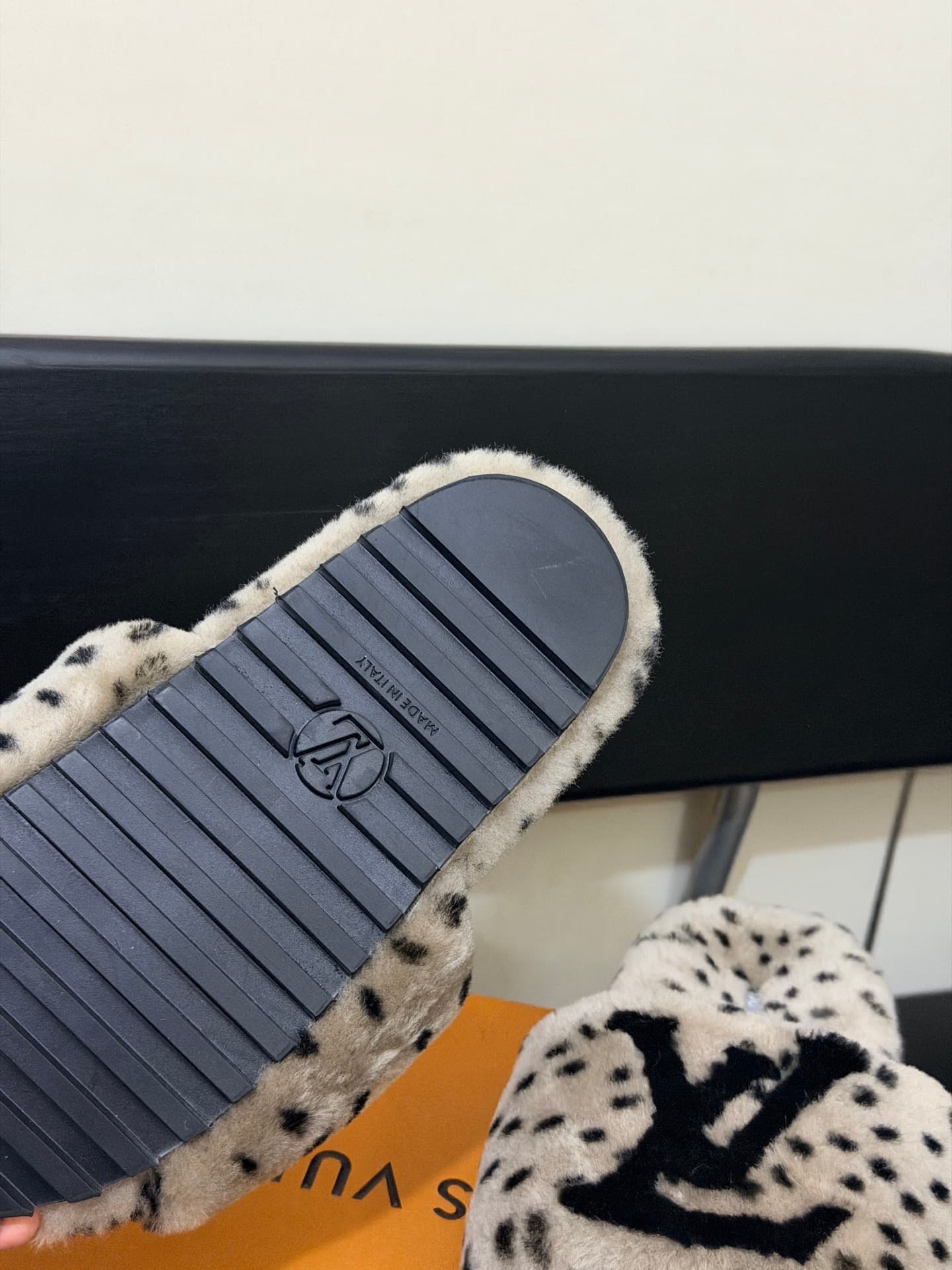 D8882 LV 26K New type of fuzzy slippers! — image 5