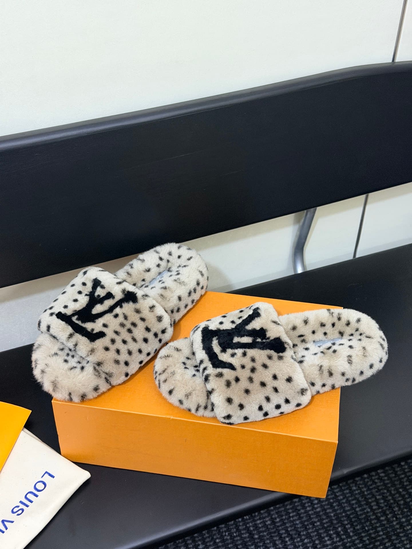 D8882 LV 26K New type of fuzzy slippers! — image 4