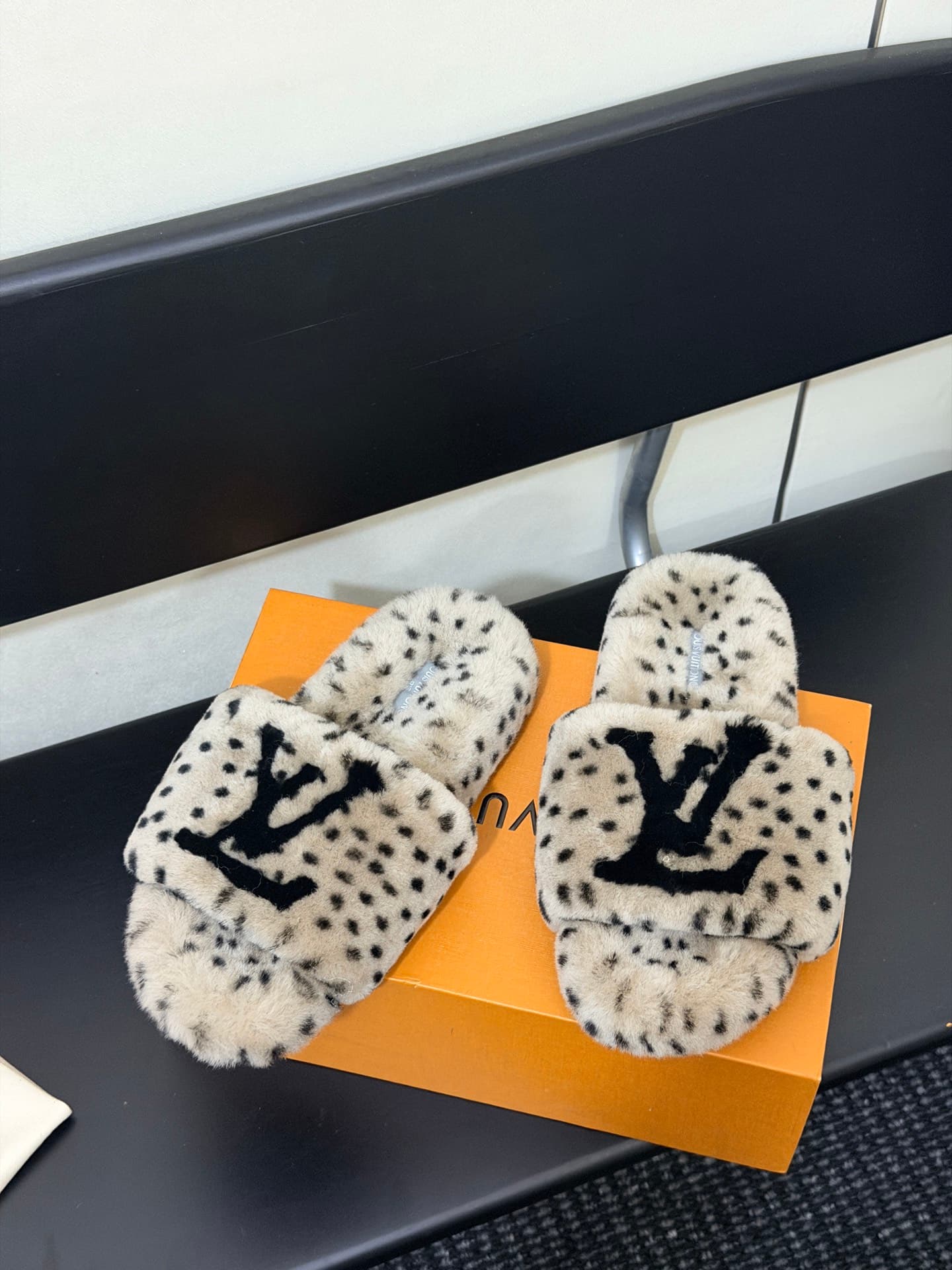 D8882 LV 26K New type of fuzzy slippers! — image 2