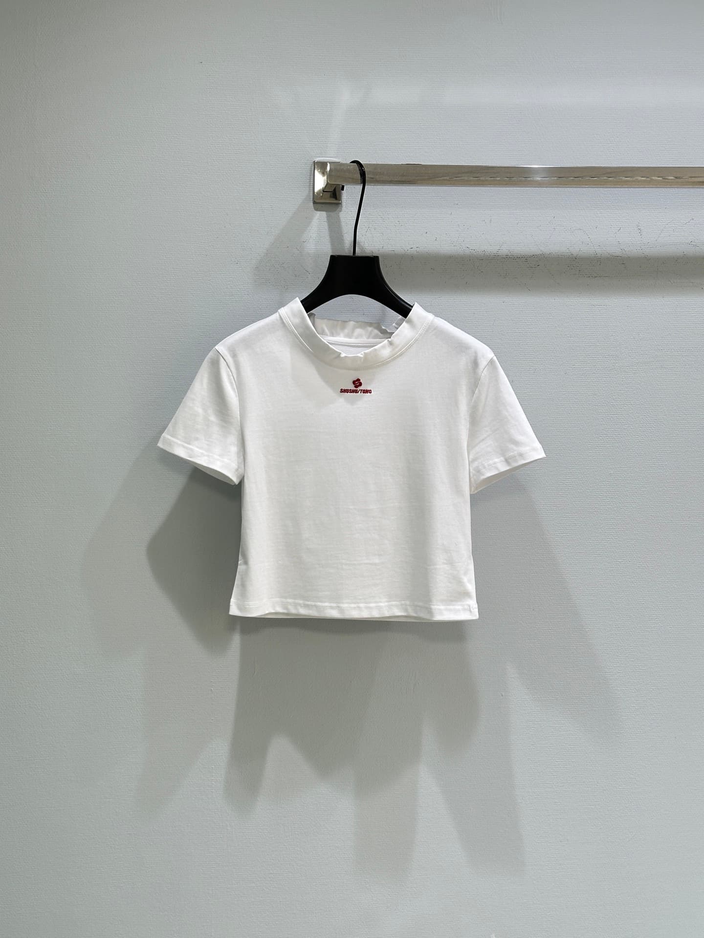 C18464 🛒26SS New spring/summer collection! T-shirt with wave patterns and frills – full of a girly vibe. The lightweight knitted fabric fits well and feels comfortable to wear in spring/summer! The design with wave patterns adds a lot of detail. With this — image 2