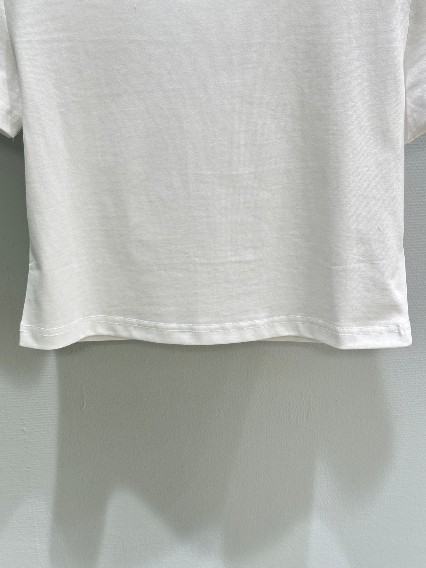 C18464 🛒26SS New spring/summer collection! T-shirt with wave patterns and frills – full of a girly vibe. The lightweight knitted fabric fits well and feels comfortable to wear in spring/summer! The design with wave patterns adds a lot of detail. With this — image 7
