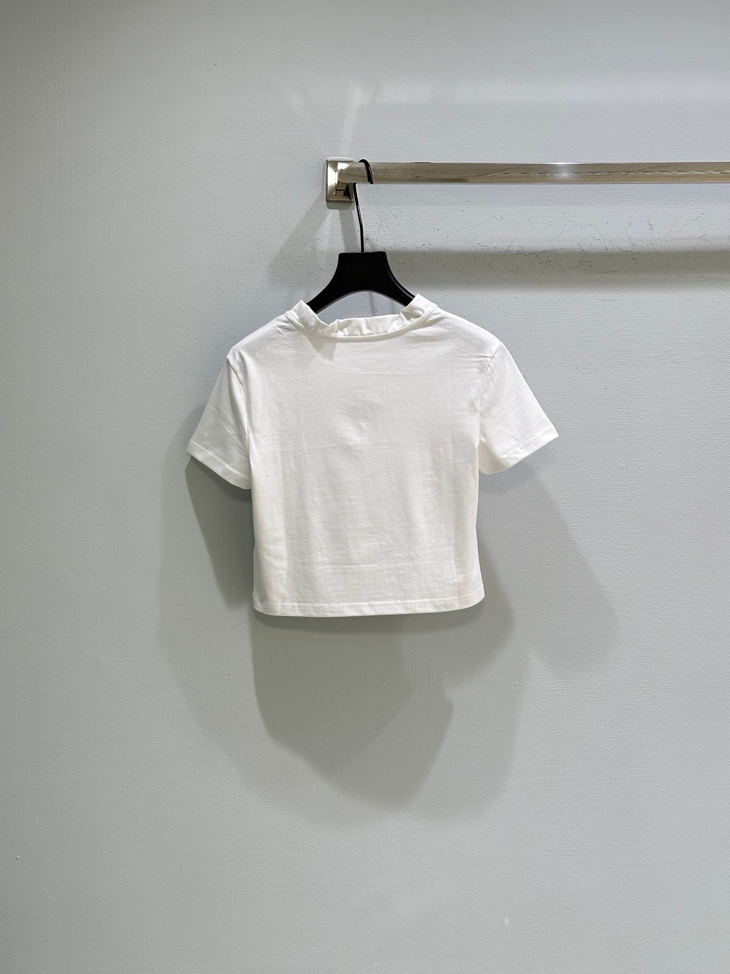 C18464 🛒26SS New spring/summer collection! T-shirt with wave patterns and frills – full of a girly vibe. The lightweight knitted fabric fits well and feels comfortable to wear in spring/summer! The design with wave patterns adds a lot of detail. With this — image 8