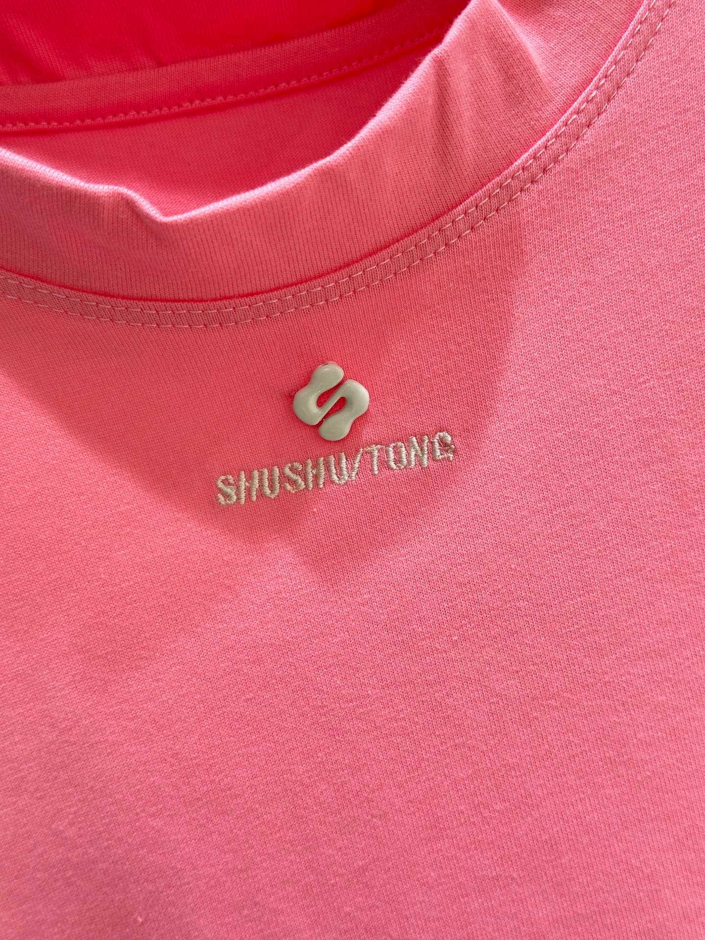 C18468 🛒26SS new spring/summer items available! T-shirt with wave-shaped trims, full of a girly style. The lightweight knitted fabric fits well and provides comfort for wearing in spring/summer! The wave-shaped trim design is very detailed. With this shor — image 5