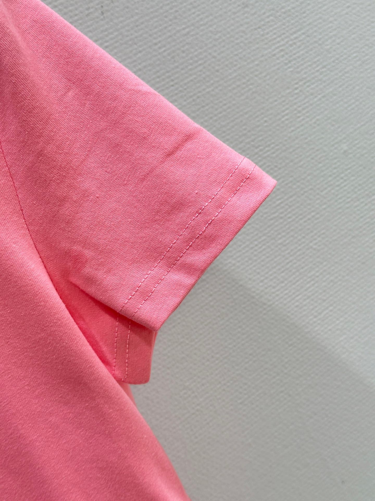 C18468 🛒26SS new spring/summer items available! T-shirt with wave-shaped trims, full of a girly style. The lightweight knitted fabric fits well and provides comfort for wearing in spring/summer! The wave-shaped trim design is very detailed. With this shor — image 4