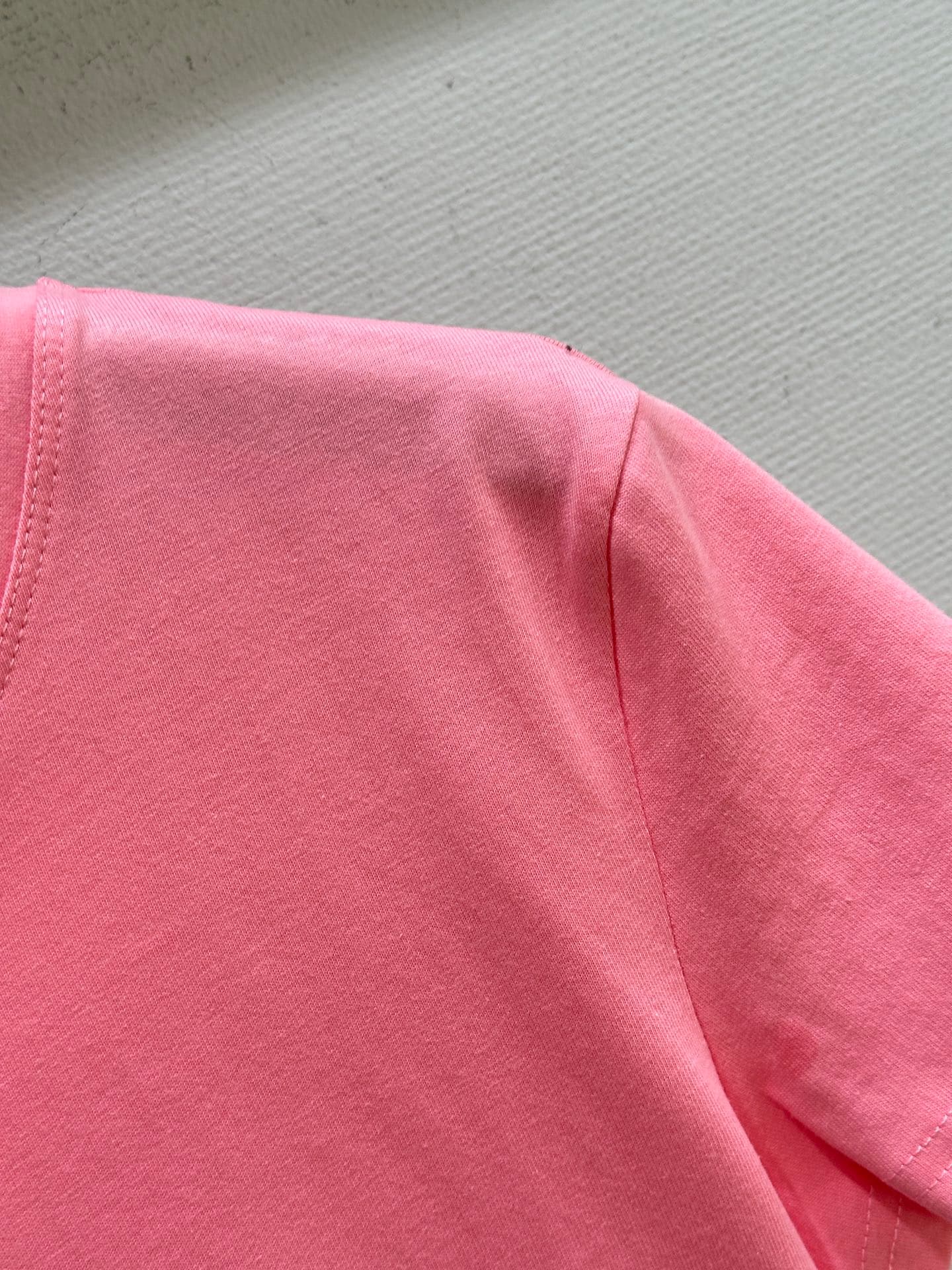 C18468 🛒26SS new spring/summer items available! T-shirt with wave-shaped trims, full of a girly style. The lightweight knitted fabric fits well and provides comfort for wearing in spring/summer! The wave-shaped trim design is very detailed. With this shor — image 3