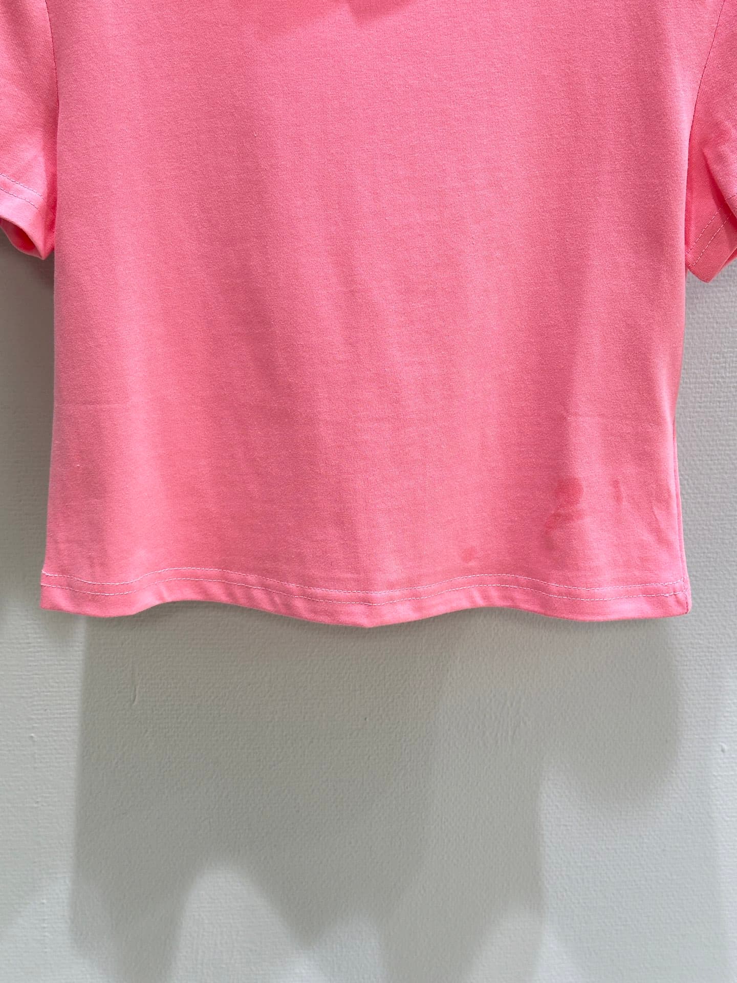 C18468 🛒26SS new spring/summer items available! T-shirt with wave-shaped trims, full of a girly style. The lightweight knitted fabric fits well and provides comfort for wearing in spring/summer! The wave-shaped trim design is very detailed. With this shor — image 6
