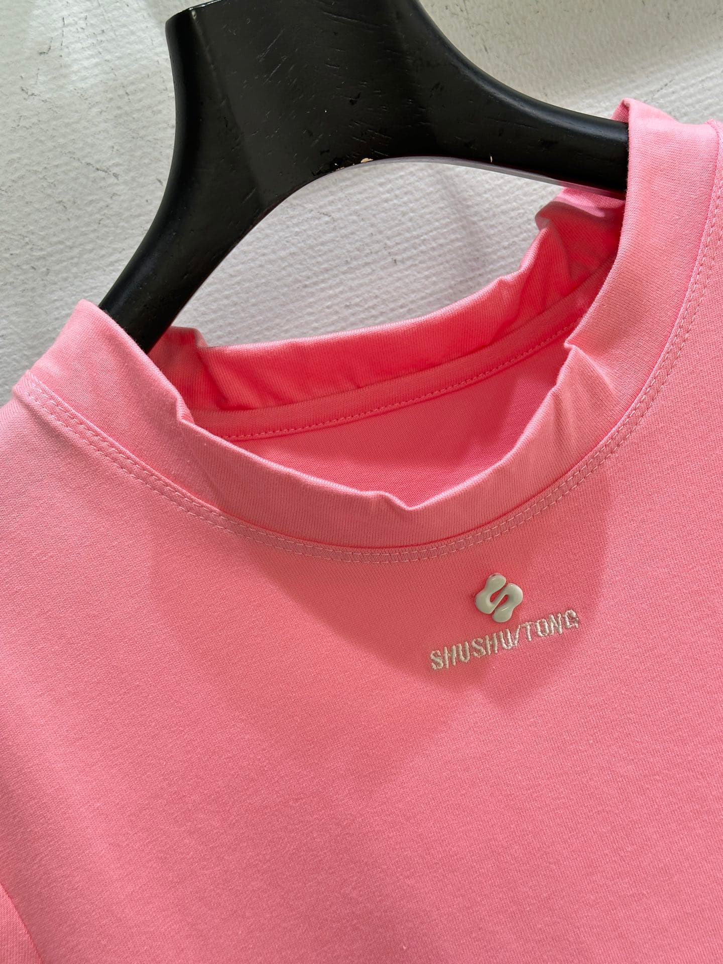 C18468 🛒26SS new spring/summer items available! T-shirt with wave-shaped trims, full of a girly style. The lightweight knitted fabric fits well and provides comfort for wearing in spring/summer! The wave-shaped trim design is very detailed. With this shor — image 2