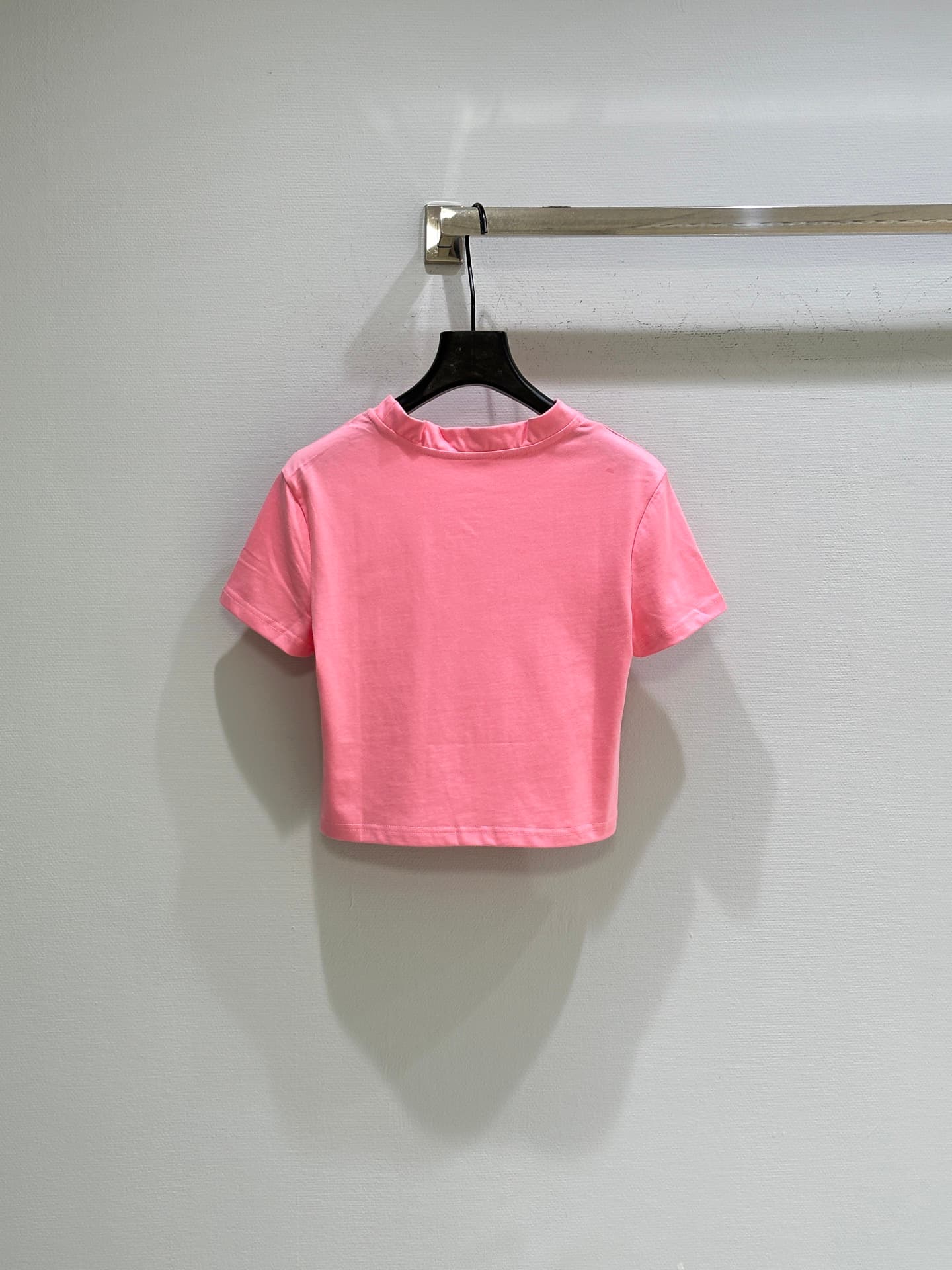 C18468 🛒26SS new spring/summer items available! T-shirt with wave-shaped trims, full of a girly style. The lightweight knitted fabric fits well and provides comfort for wearing in spring/summer! The wave-shaped trim design is very detailed. With this shor — image 7
