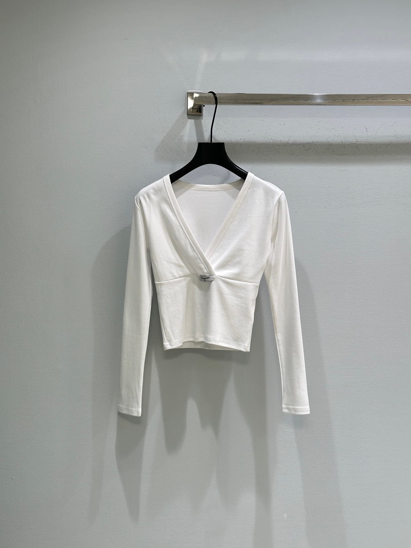 C18461 🛒26ss new spring/summer collection! V-neck + crossed design, with small embellishments at the bottom hem – lots of details. Short cut that highlights body proportions when paired with high-waist pants or skirts~ In stock🔥 SML — image 2