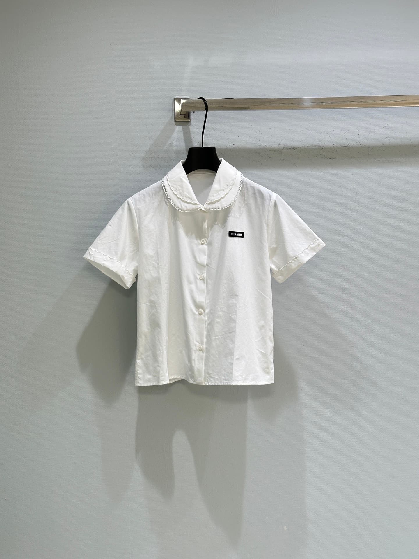 C18394 🛒26SS New spring/summer items available! Double-layer doll collar shirt + halter skirt: The top features a logo design, making the white shirt and skirt less monotonous. Both sleeves and collars are decorated with double-layer doll collar embroider — image 2