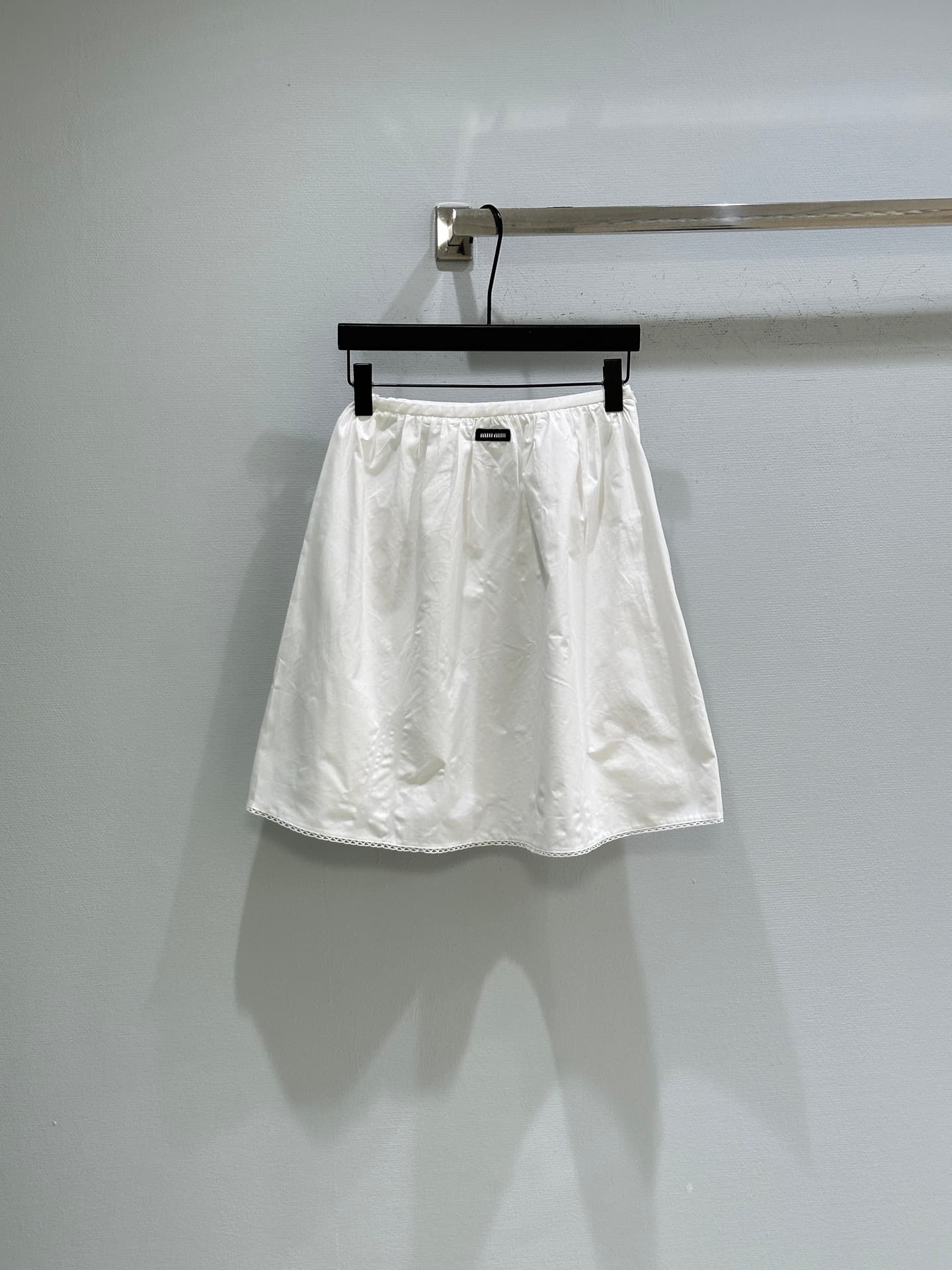 C18393 🛒26SS New spring/summer items are available! Double-layer baby collar shirt + half skirt: The top features a logo design, which makes the white shirt and skirt less monotonous. Both sleeves and the collar have double-layer baby collar lace details, — image 2