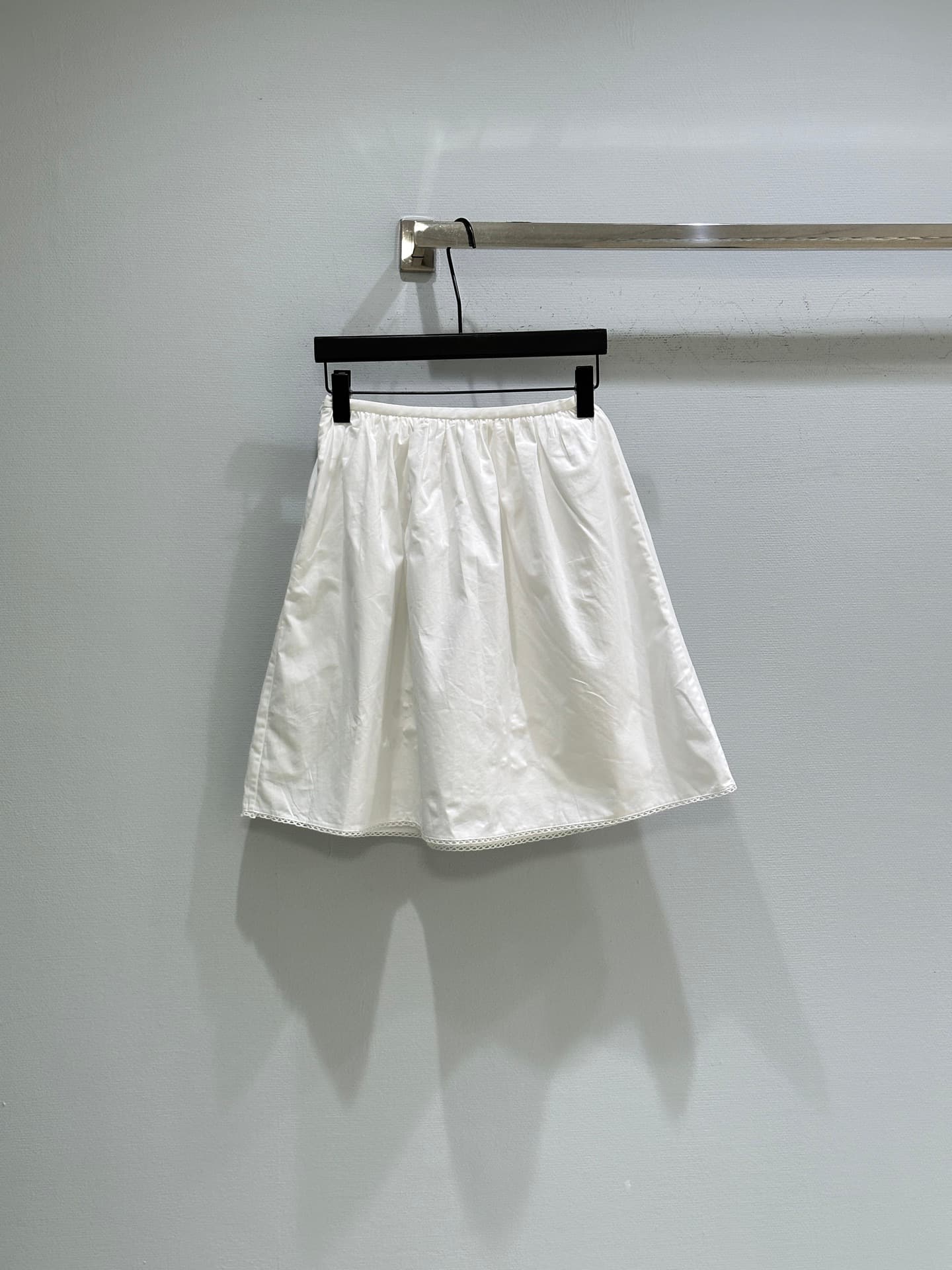 C18393 🛒26SS New spring/summer items are available! Double-layer baby collar shirt + half skirt: The top features a logo design, which makes the white shirt and skirt less monotonous. Both sleeves and the collar have double-layer baby collar lace details, — image 6