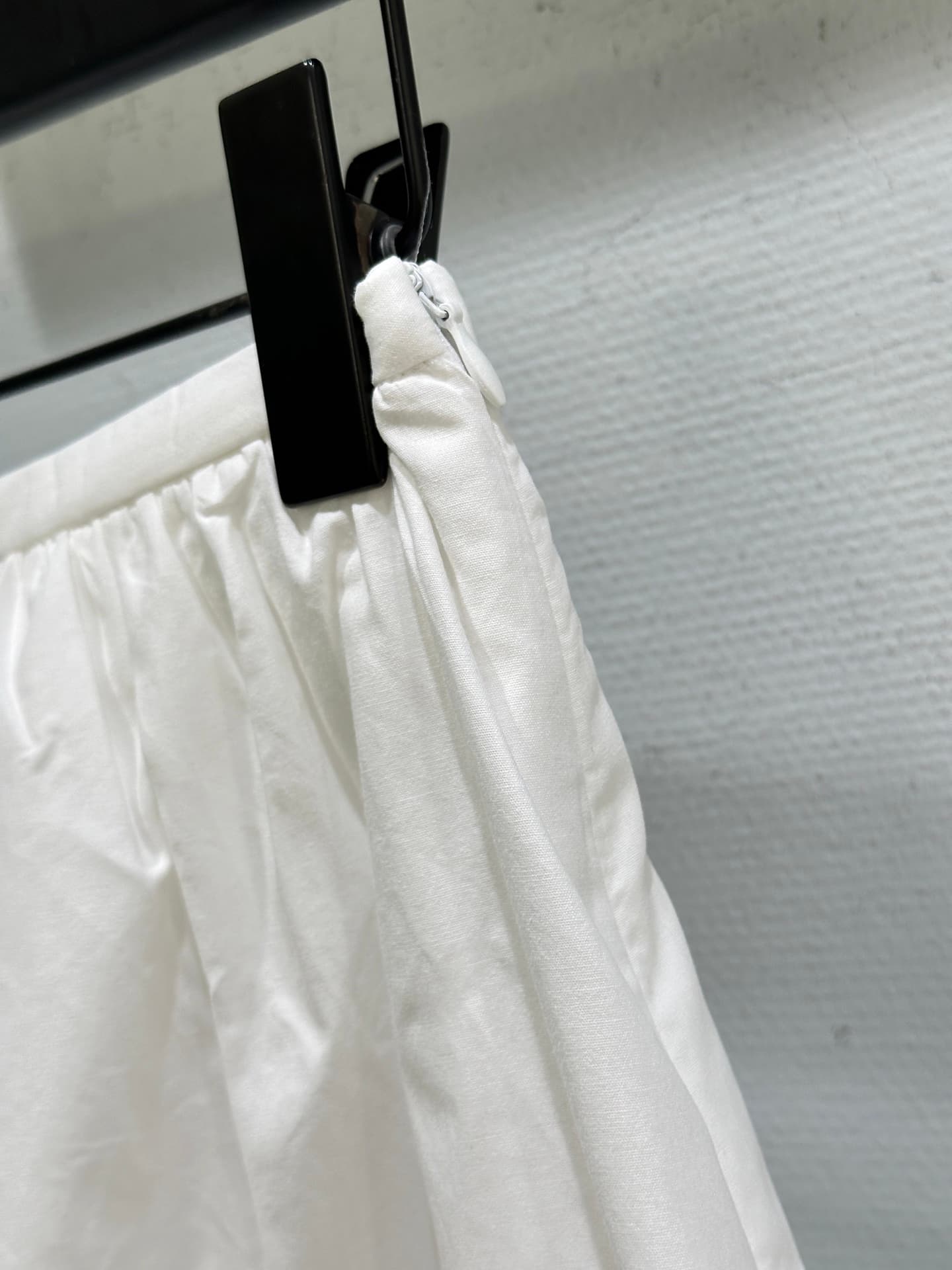 C18393 🛒26SS New spring/summer items are available! Double-layer baby collar shirt + half skirt: The top features a logo design, which makes the white shirt and skirt less monotonous. Both sleeves and the collar have double-layer baby collar lace details, — image 4