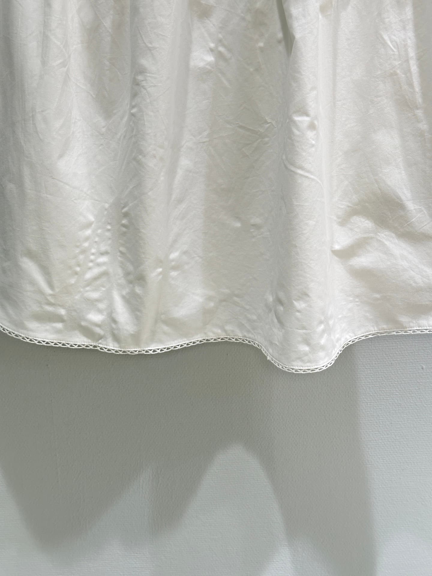 C18393 🛒26SS New spring/summer items are available! Double-layer baby collar shirt + half skirt: The top features a logo design, which makes the white shirt and skirt less monotonous. Both sleeves and the collar have double-layer baby collar lace details, — image 5