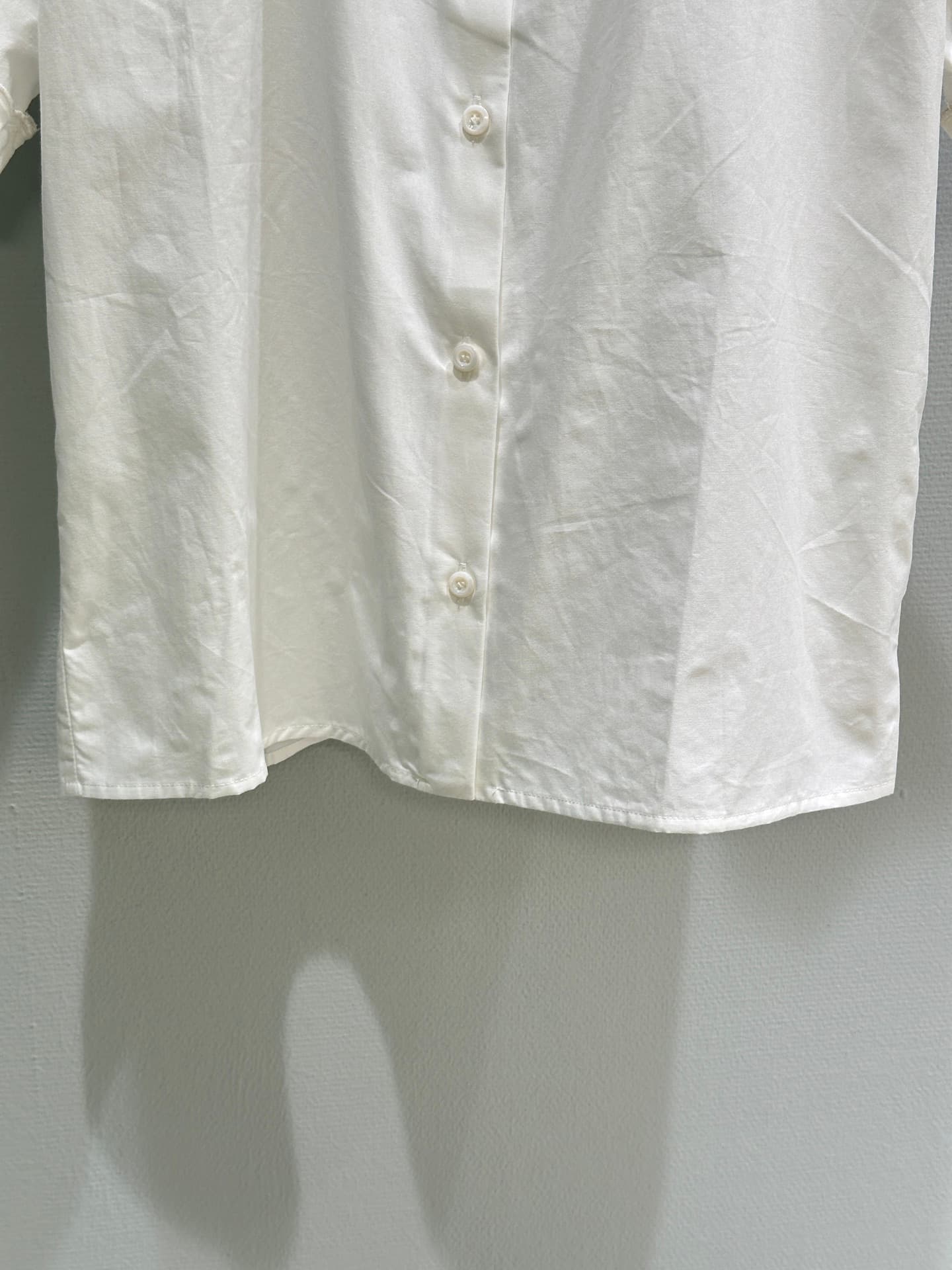 C18394 🛒26SS New spring/summer items available! Double-layer doll collar shirt + halter skirt: The top features a logo design, making the white shirt and skirt less monotonous. Both sleeves and collars are decorated with double-layer doll collar embroider — image 7