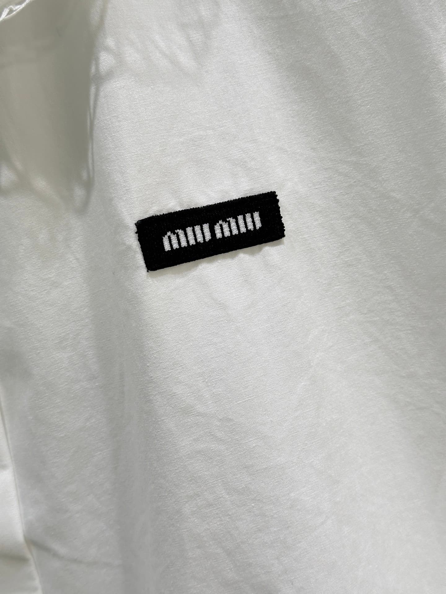 C18394 🛒26SS New spring/summer items available! Double-layer doll collar shirt + halter skirt: The top features a logo design, making the white shirt and skirt less monotonous. Both sleeves and collars are decorated with double-layer doll collar embroider — image 6