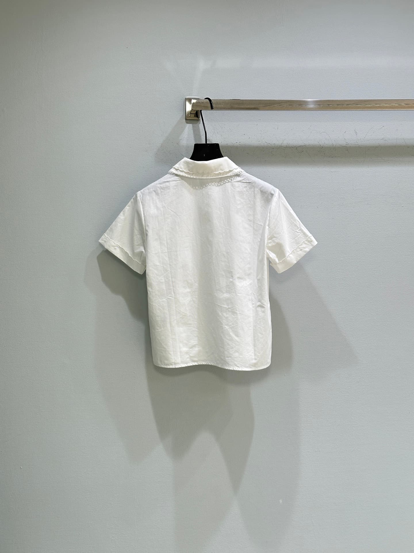 C18394 🛒26SS New spring/summer items available! Double-layer doll collar shirt + halter skirt: The top features a logo design, making the white shirt and skirt less monotonous. Both sleeves and collars are decorated with double-layer doll collar embroider — image 8