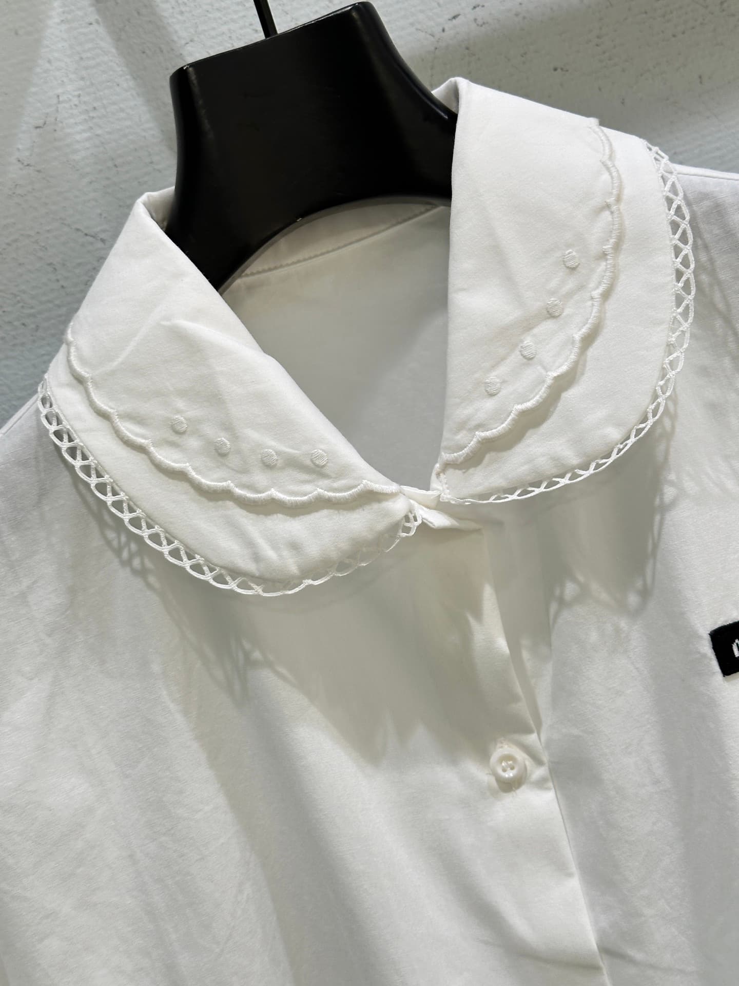 C18394 🛒26SS New spring/summer items available! Double-layer doll collar shirt + halter skirt: The top features a logo design, making the white shirt and skirt less monotonous. Both sleeves and collars are decorated with double-layer doll collar embroider — image 3