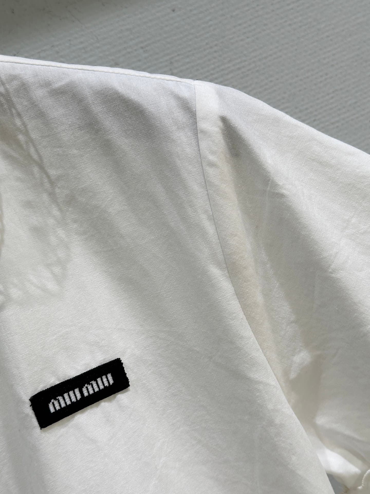 C18394 🛒26SS New spring/summer items available! Double-layer doll collar shirt + halter skirt: The top features a logo design, making the white shirt and skirt less monotonous. Both sleeves and collars are decorated with double-layer doll collar embroider — image 4