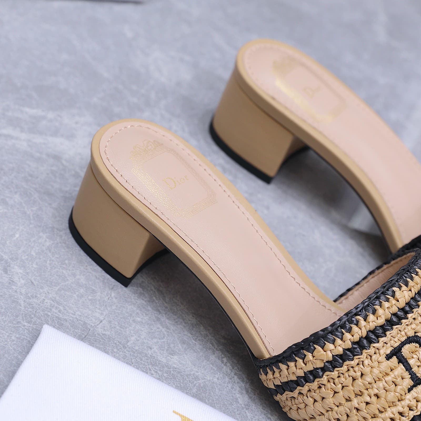 D5984 Dio*r Diore Iviera Woven slippers CD letter embroidery, thick heel slippers. Rafe grass woven and embroidered fabric. Classic letter embossed slippers with a flat sole. — image 3