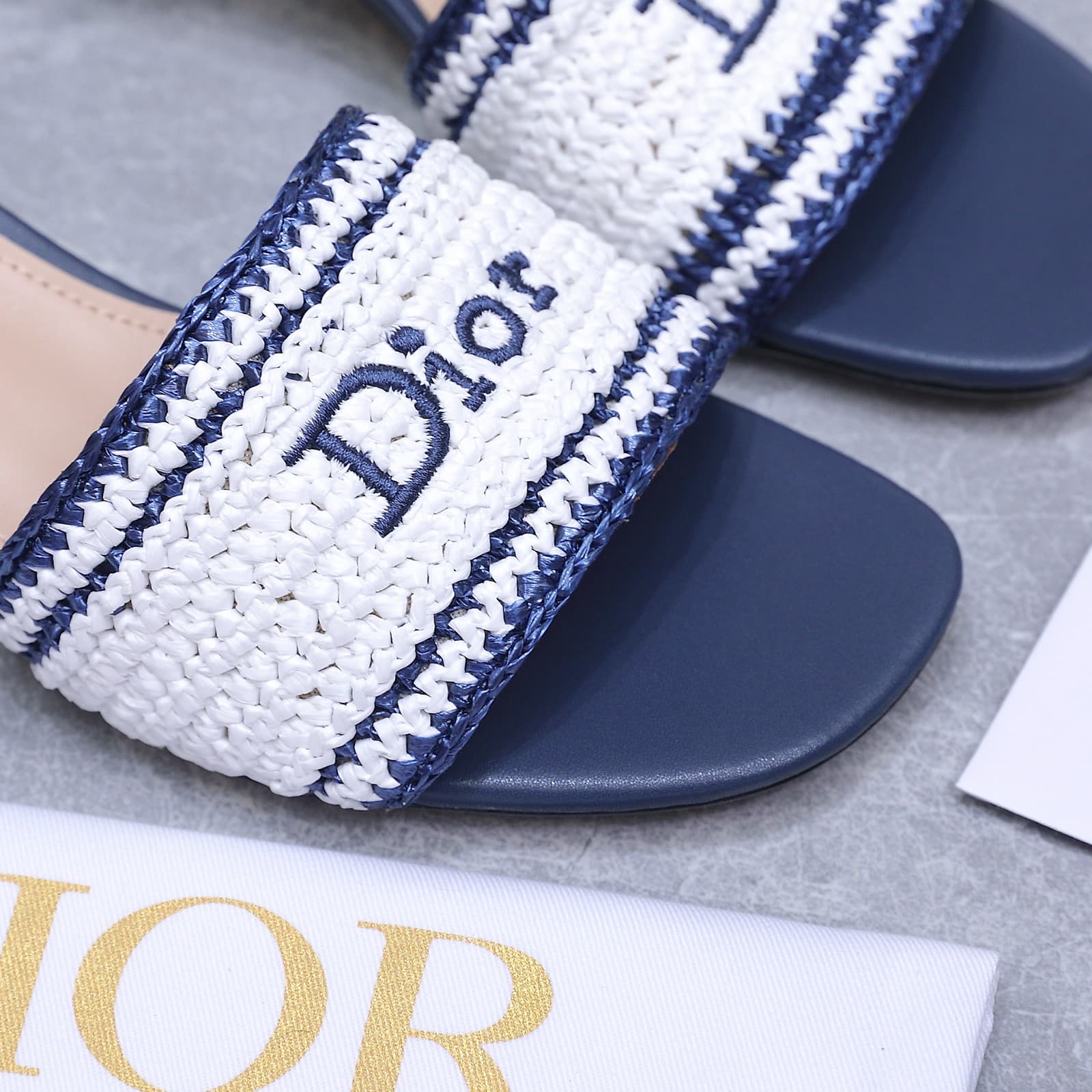 D5983 Dio*r Diore Iviera Woven slippers CD letter embroidery, thick heel slippers; Rafa grass woven and embroidered fabric, classic letter embossed slippers with a flat sole — image 2