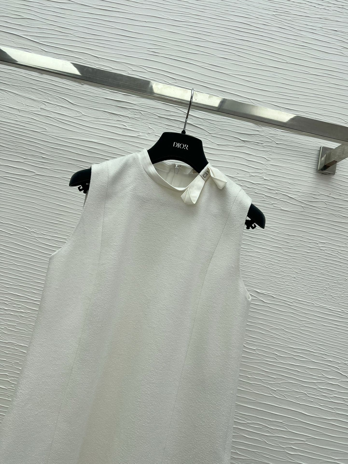C18390 Detail picture of the white dress — image 3