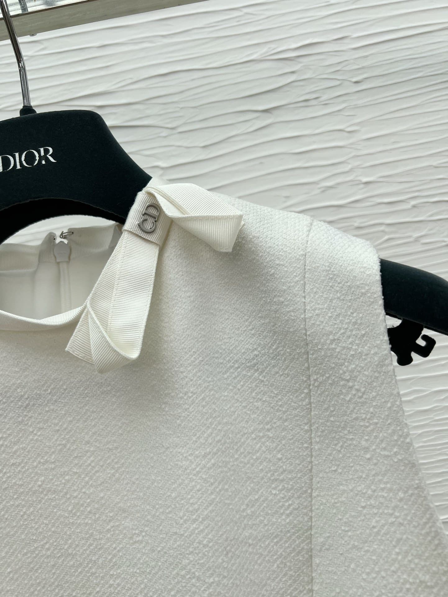 C18390 Detail picture of the white dress — image 4