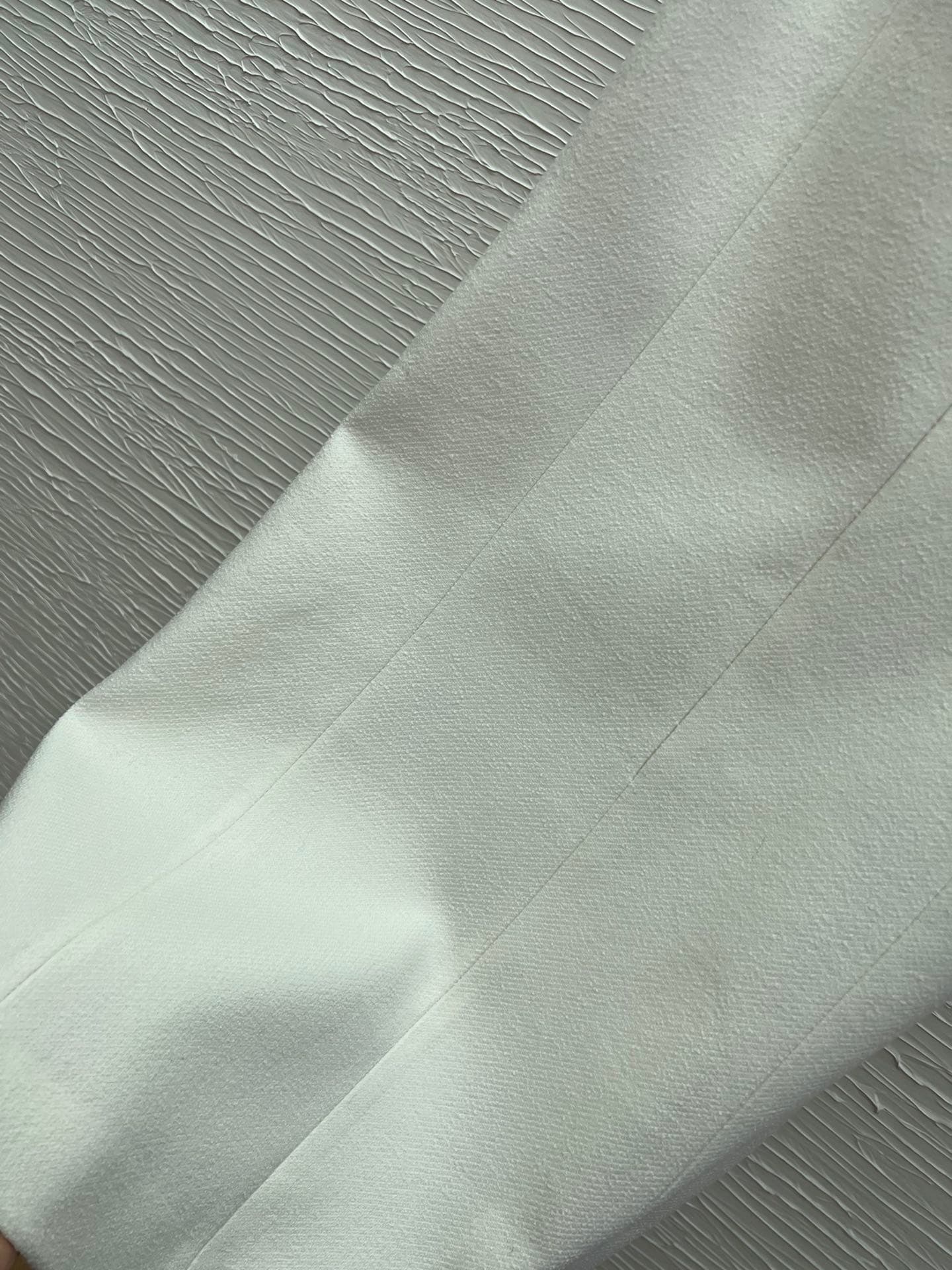 C18390 Detail picture of the white dress — image 8
