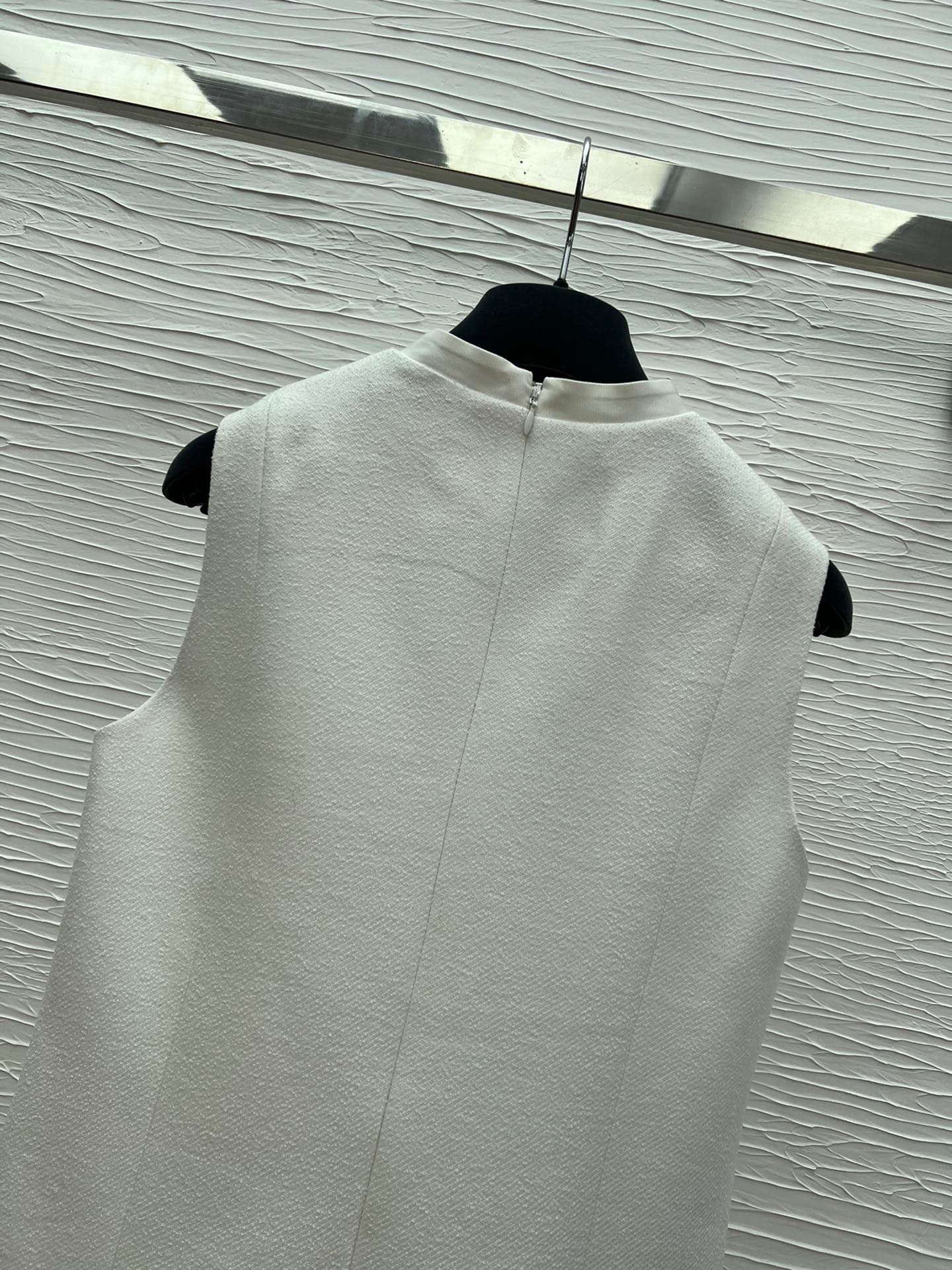 C18390 Detail picture of the white dress — image 6