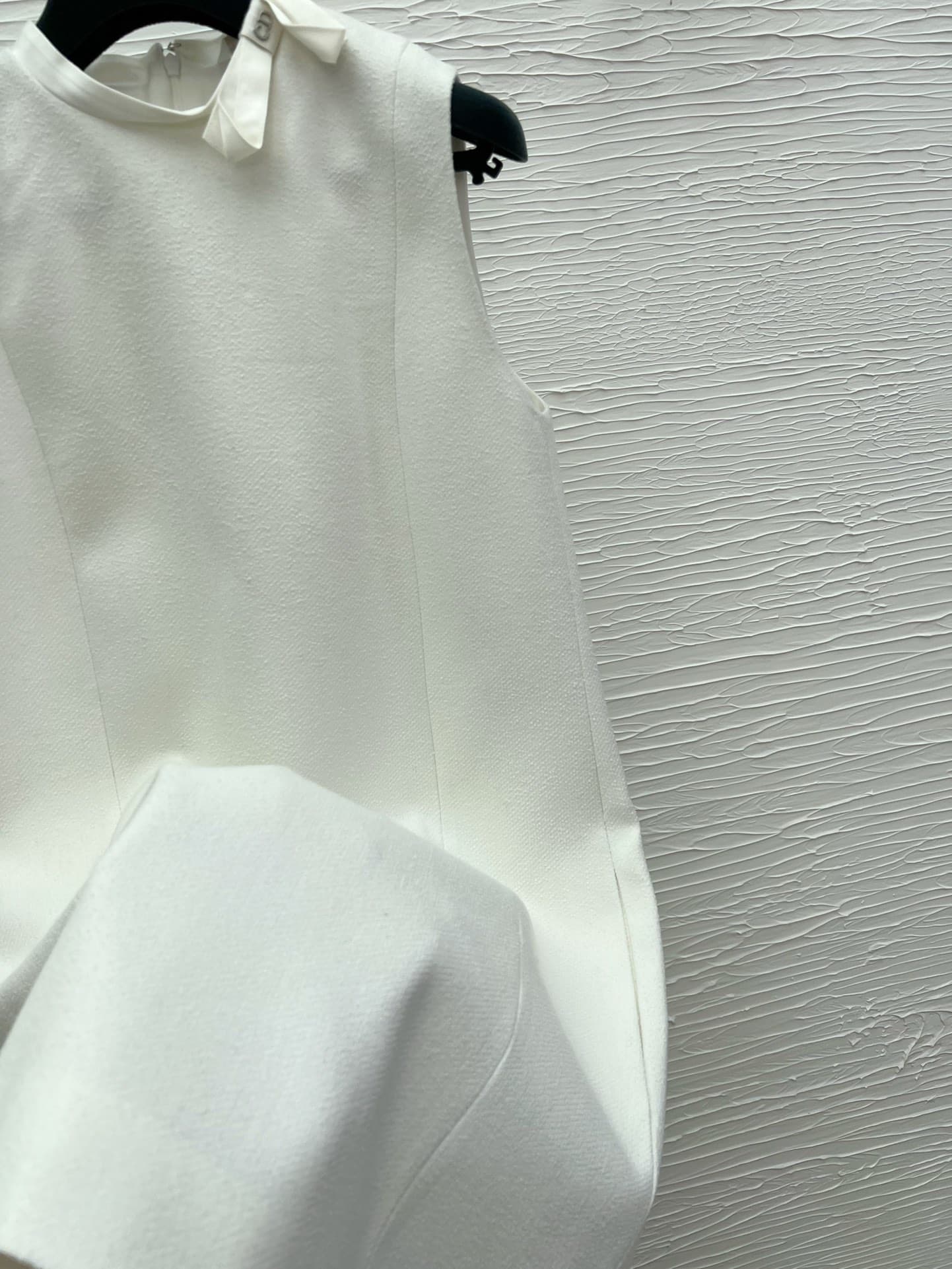 C18390 Detail picture of the white dress — image 5