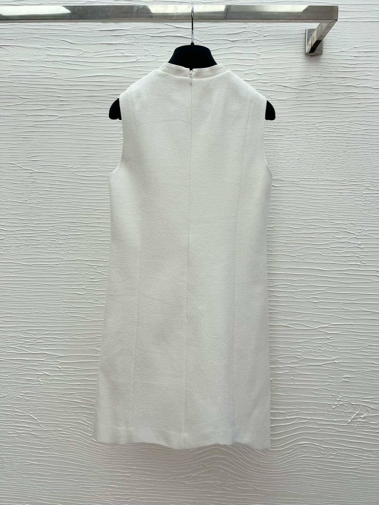 C18390 Detail picture of the white dress — image 2