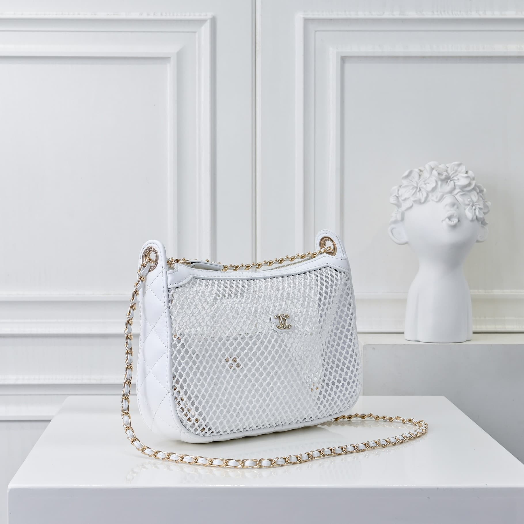 C820 🌸👑CHANEL25S Spring/Summer Trendy Collection🔥 Chanel fishing net lace bag features perforated lace and metal weaving/leather grid patterns, creating a lightweight and breathable design. The double C logo is preserved, while the chains combine leather  — image 2