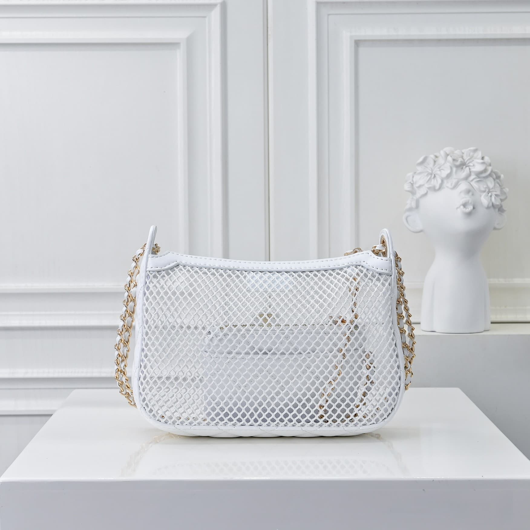 C820 🌸👑CHANEL25S Spring/Summer Trendy Collection🔥 Chanel fishing net lace bag features perforated lace and metal weaving/leather grid patterns, creating a lightweight and breathable design. The double C logo is preserved, while the chains combine leather  — image 3