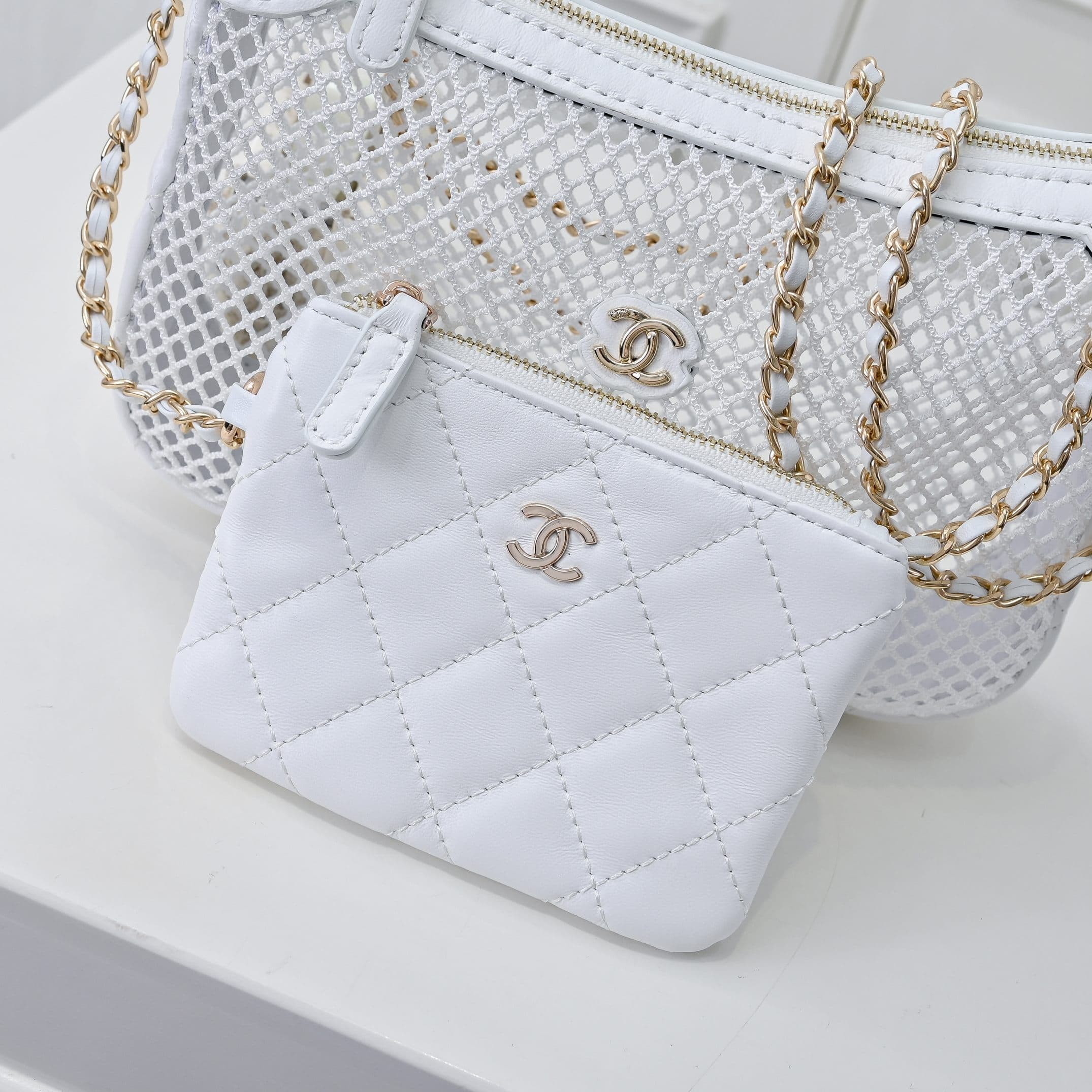 C820 🌸👑CHANEL25S Spring/Summer Trendy Collection🔥 Chanel fishing net lace bag features perforated lace and metal weaving/leather grid patterns, creating a lightweight and breathable design. The double C logo is preserved, while the chains combine leather  — image 5