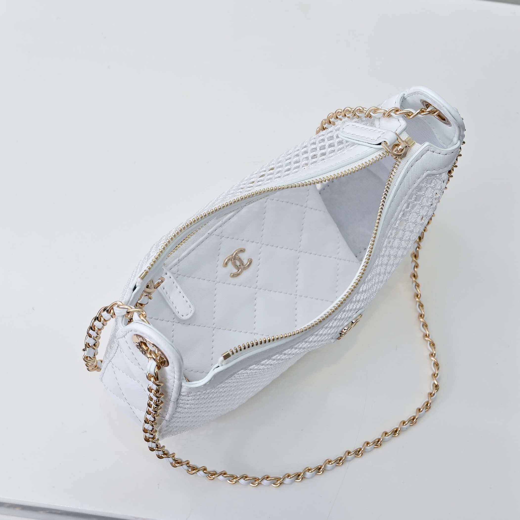 C820 🌸👑CHANEL25S Spring/Summer Trendy Collection🔥 Chanel fishing net lace bag features perforated lace and metal weaving/leather grid patterns, creating a lightweight and breathable design. The double C logo is preserved, while the chains combine leather  — image 8