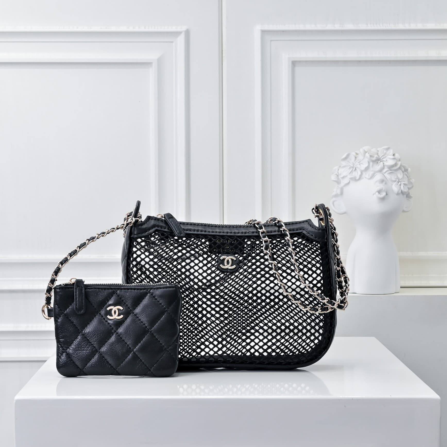 C821 🌸👑CHANEL25S Spring/Summer Trendy Collection🔥 Chanel fishing net fabric bags feature perforated fabrics, metal weaving, or leather grid patterns to create a lightweight and breathable design. The double C logo is preserved, while the chains combine le — image 1