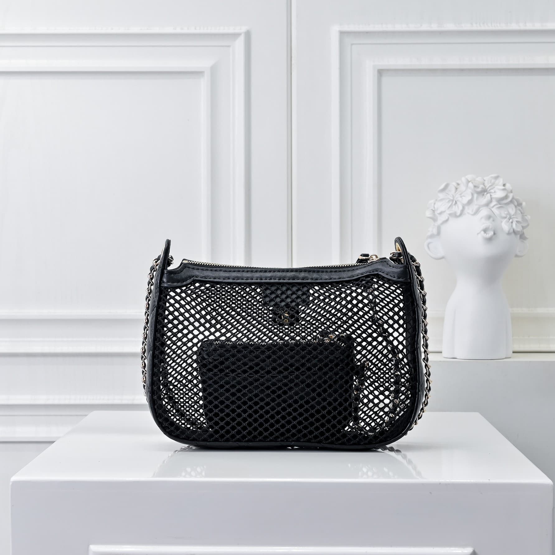 C821 🌸👑CHANEL25S Spring/Summer Trendy Collection🔥 Chanel fishing net fabric bags feature perforated fabrics, metal weaving, or leather grid patterns to create a lightweight and breathable design. The double C logo is preserved, while the chains combine le — image 3