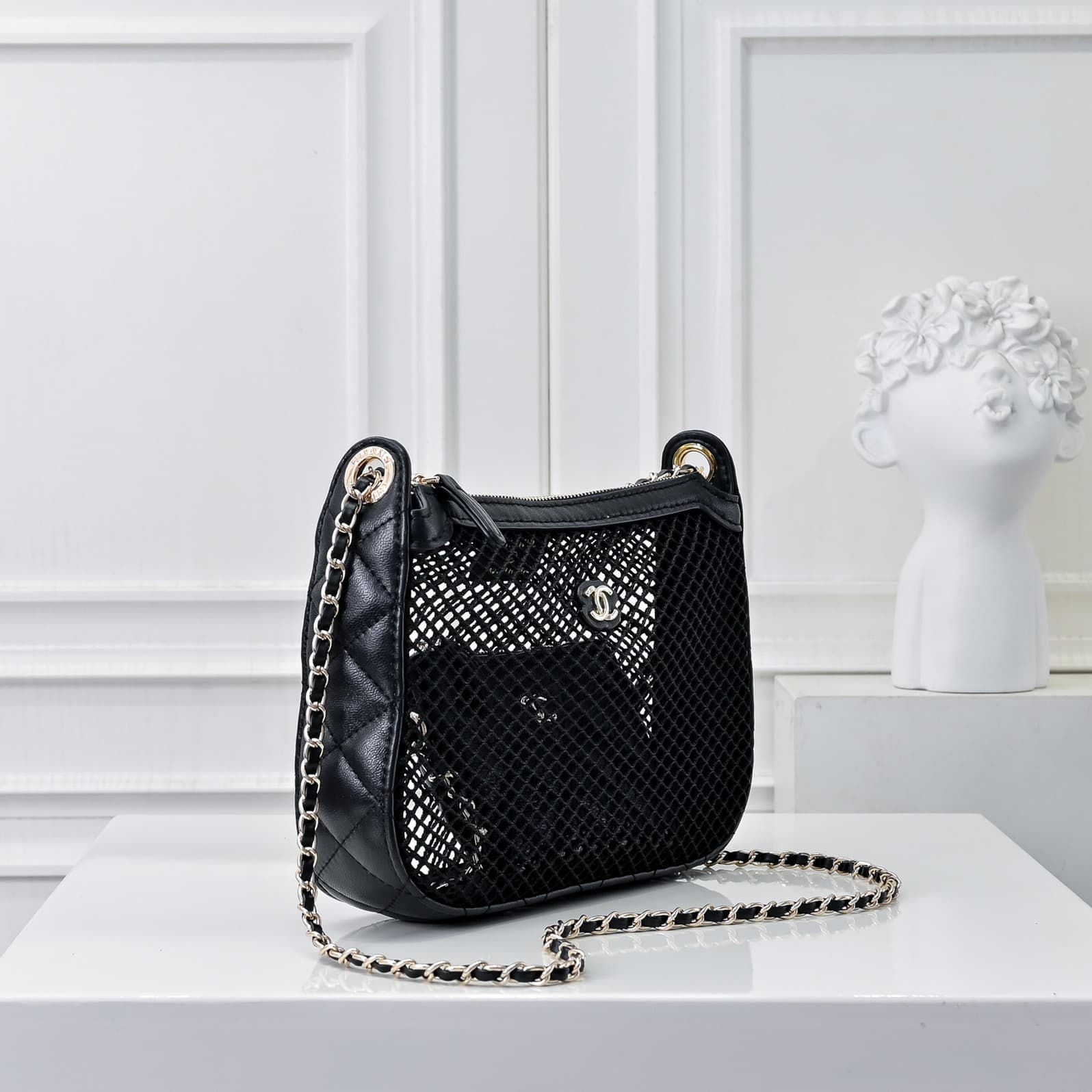 C821 🌸👑CHANEL25S Spring/Summer Trendy Collection🔥 Chanel fishing net fabric bags feature perforated fabrics, metal weaving, or leather grid patterns to create a lightweight and breathable design. The double C logo is preserved, while the chains combine le — image 2