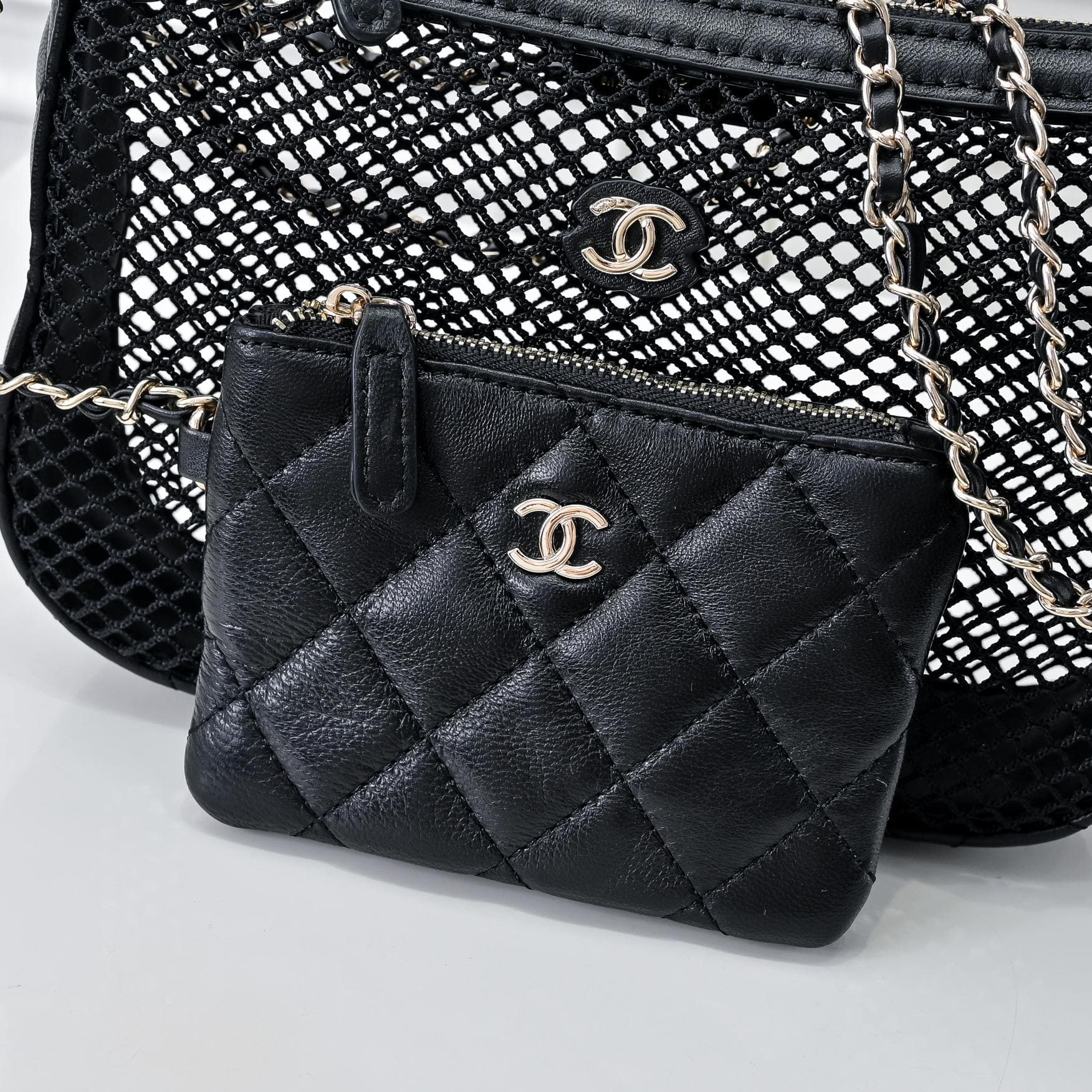 C821 🌸👑CHANEL25S Spring/Summer Trendy Collection🔥 Chanel fishing net fabric bags feature perforated fabrics, metal weaving, or leather grid patterns to create a lightweight and breathable design. The double C logo is preserved, while the chains combine le — image 5