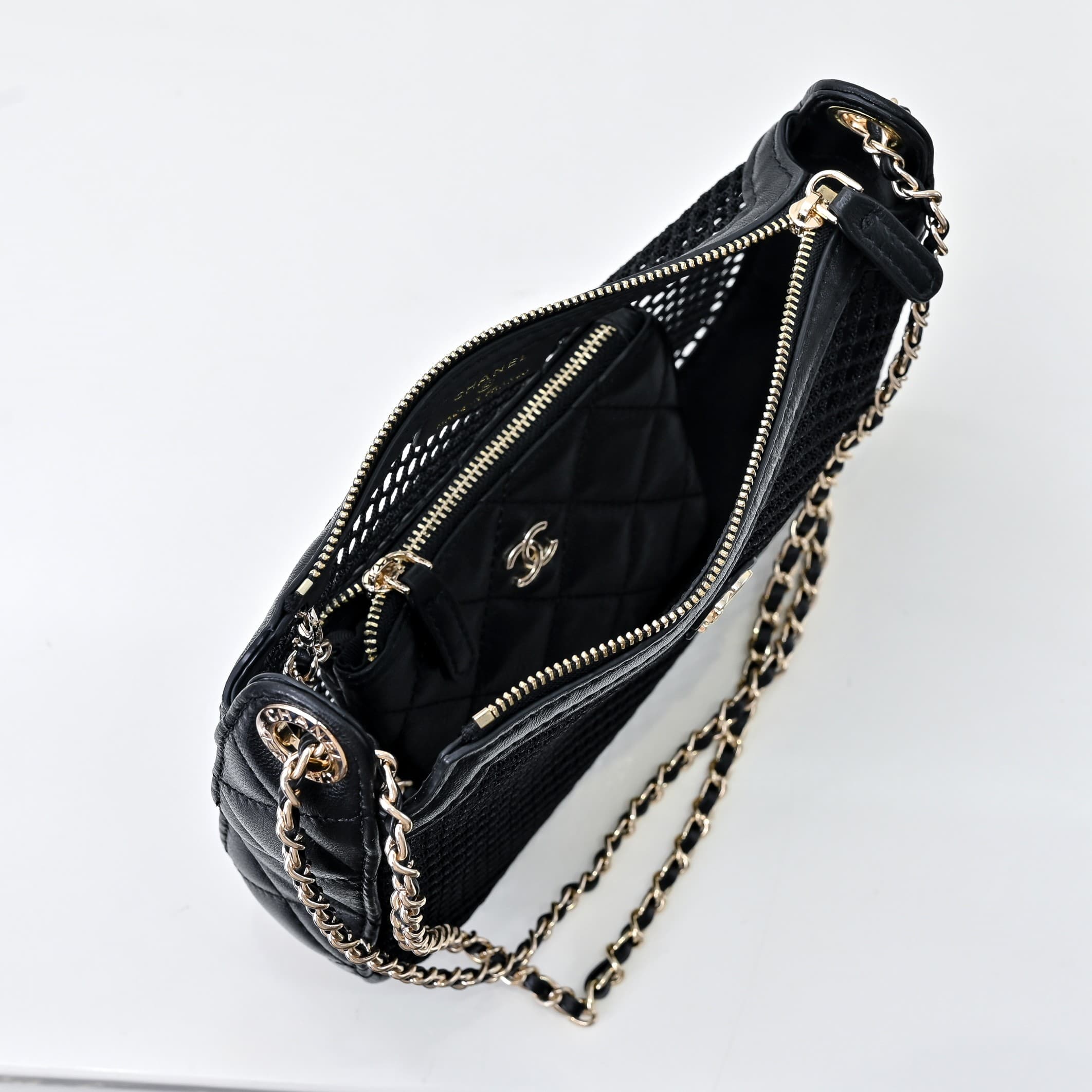 C821 🌸👑CHANEL25S Spring/Summer Trendy Collection🔥 Chanel fishing net fabric bags feature perforated fabrics, metal weaving, or leather grid patterns to create a lightweight and breathable design. The double C logo is preserved, while the chains combine le — image 8
